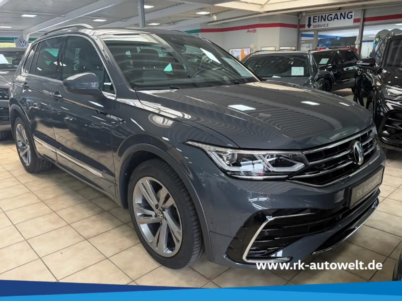 Volkswagen Tiguan R-Line Sportpaket AHK-klappbar Navi Digitales Cock