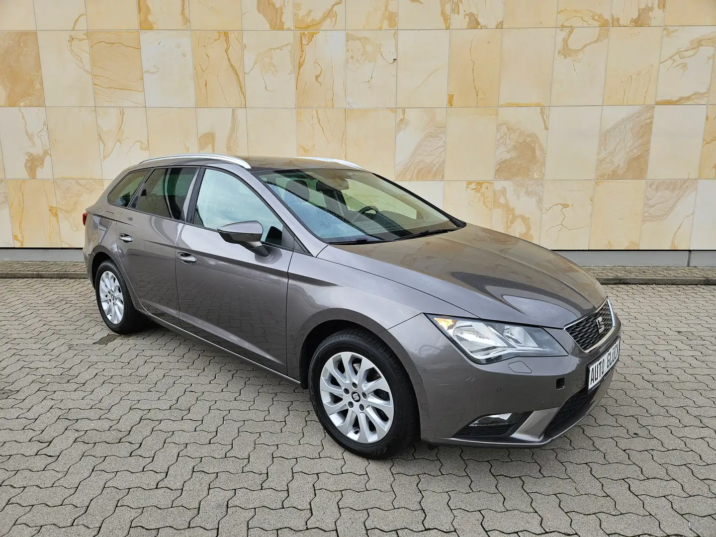 SEAT Leon Style *PANORAMA*PDC*SHZ*8-FACH*2.HAND* Grau - 1