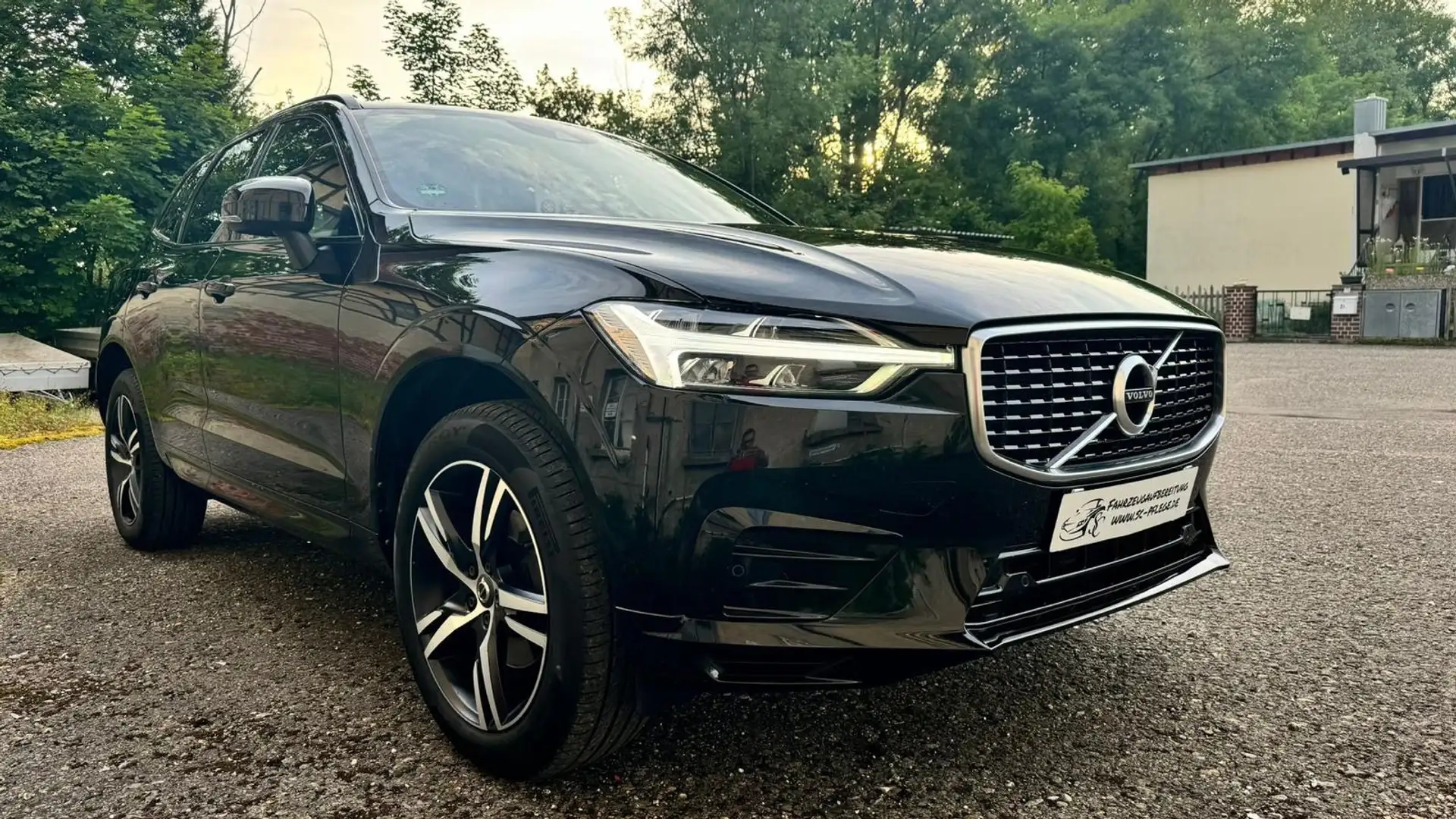 Volvo XC60 R Design 2WD Schwarz - 2