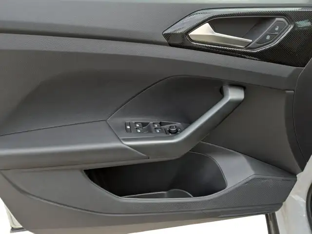 Volkswagen T-Cross view 11