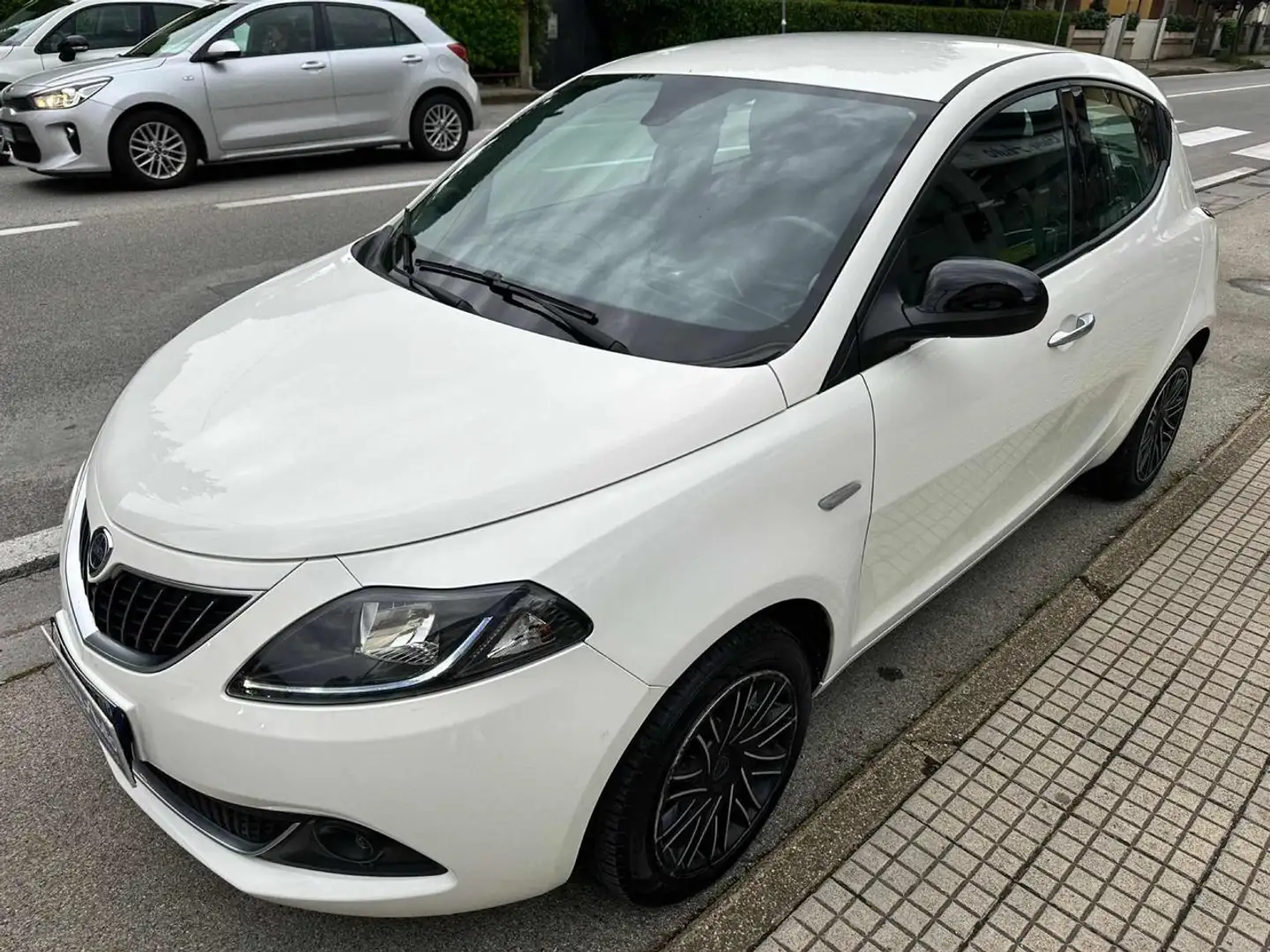 Lancia Ypsilon 1.0 FireFly 5 porte S&S Hybrid Gold Bianco - 1