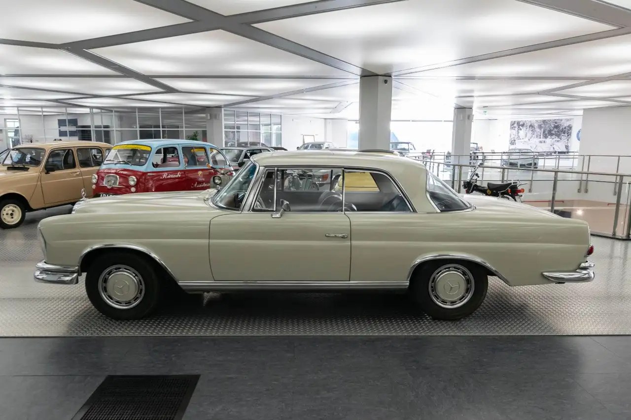 Mercedes-Benz 220, foto 3