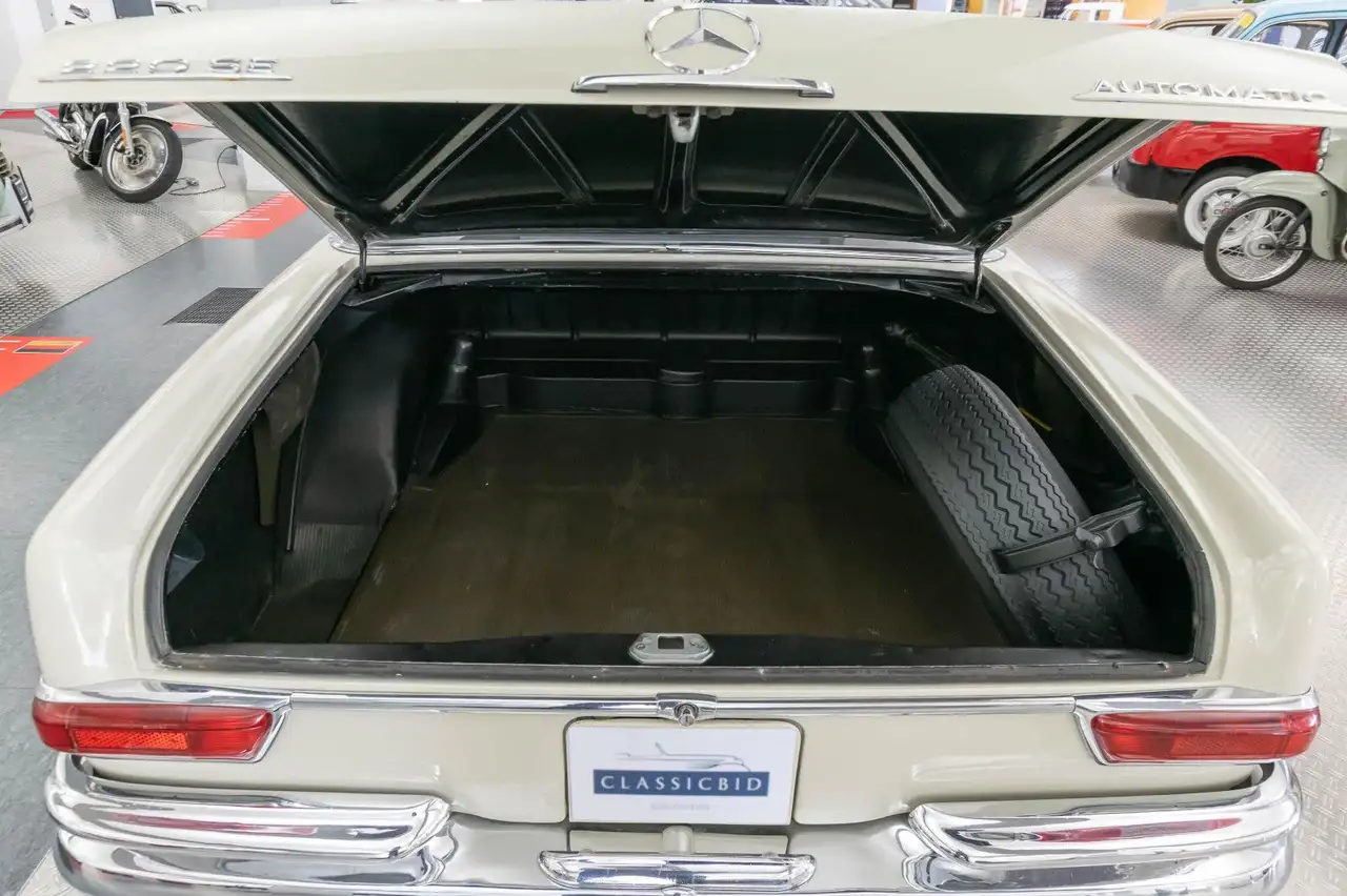 Mercedes-Benz 220, foto 10