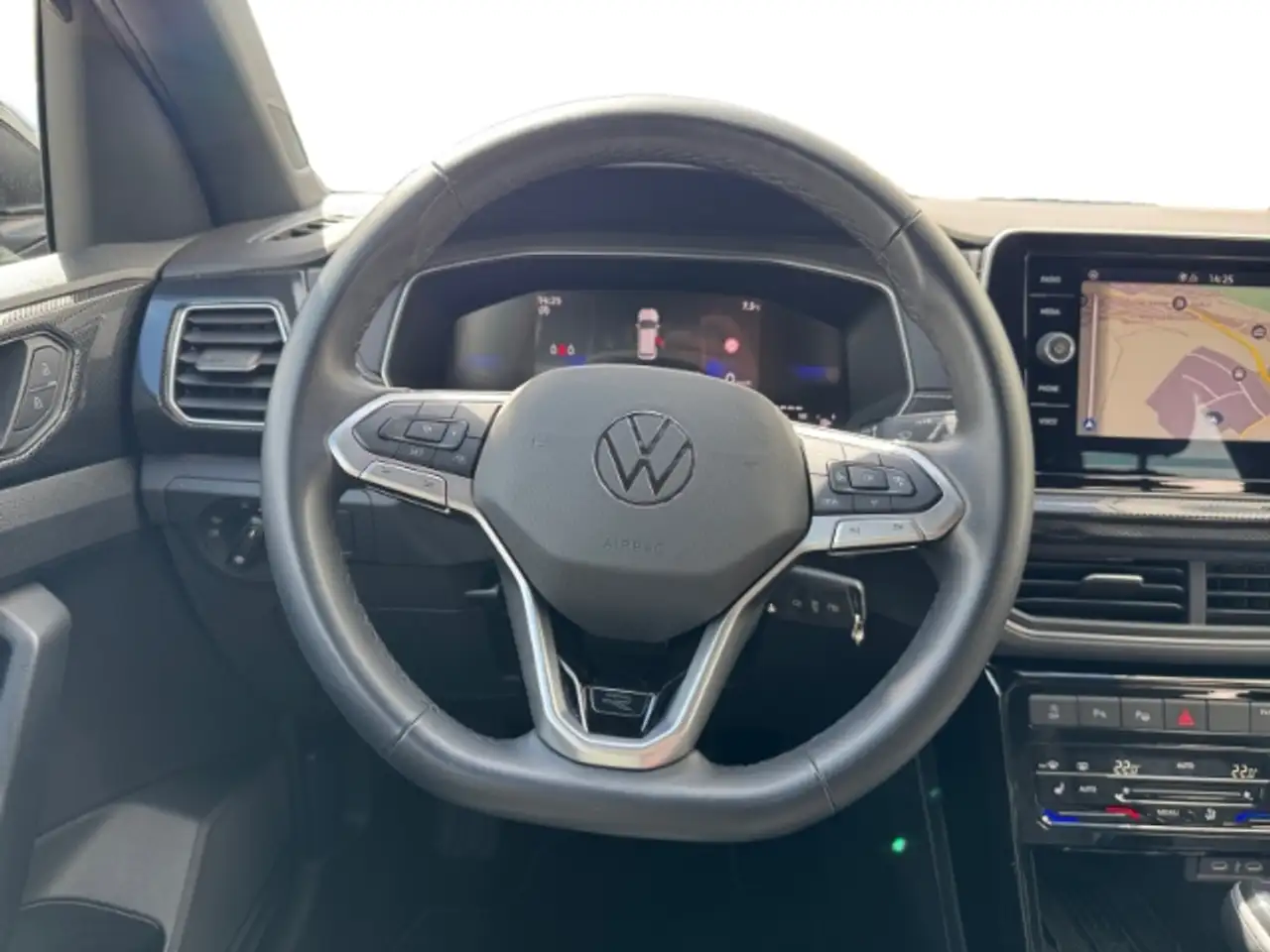 Volkswagen T-Cross 1.5TSI DSG R-LINE IQ-LIGHT NAVI AHK 18'' ACC 2Z-KL 12