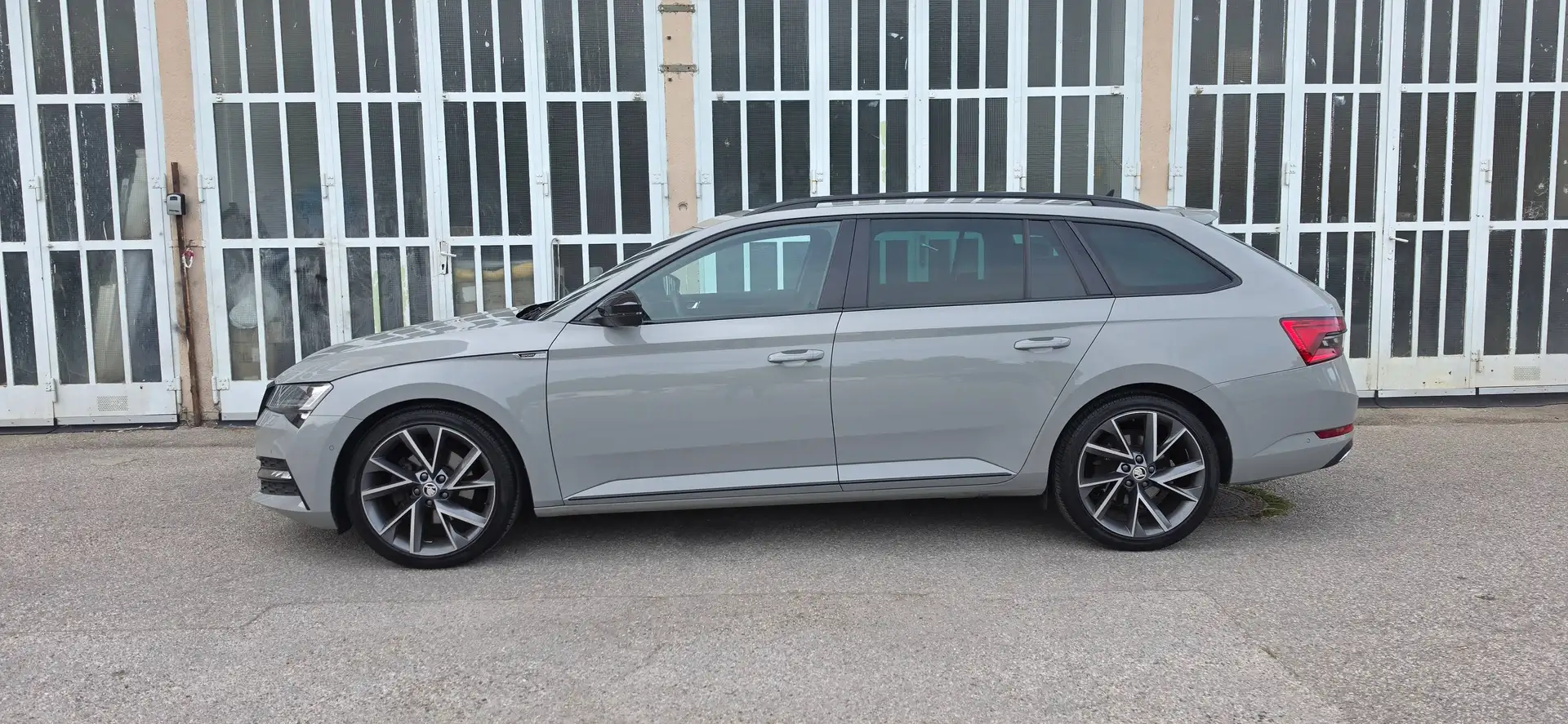Skoda Superb Sportline 2,0 TDI DSG *Kamera*19zoll*Matrix*AHK* Grau - 2