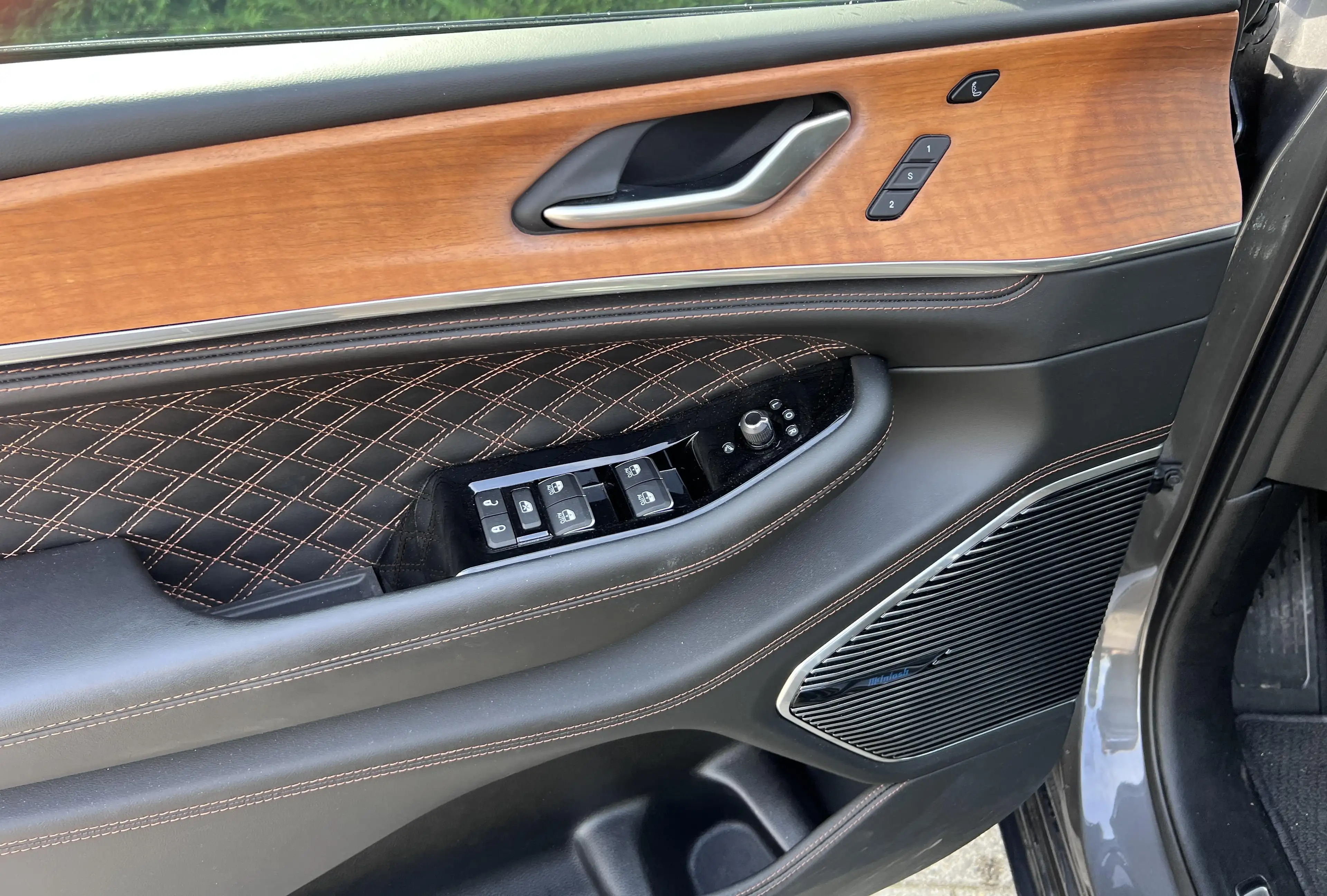 Jeep Grand Cherokee Summit PHEV — photo 12