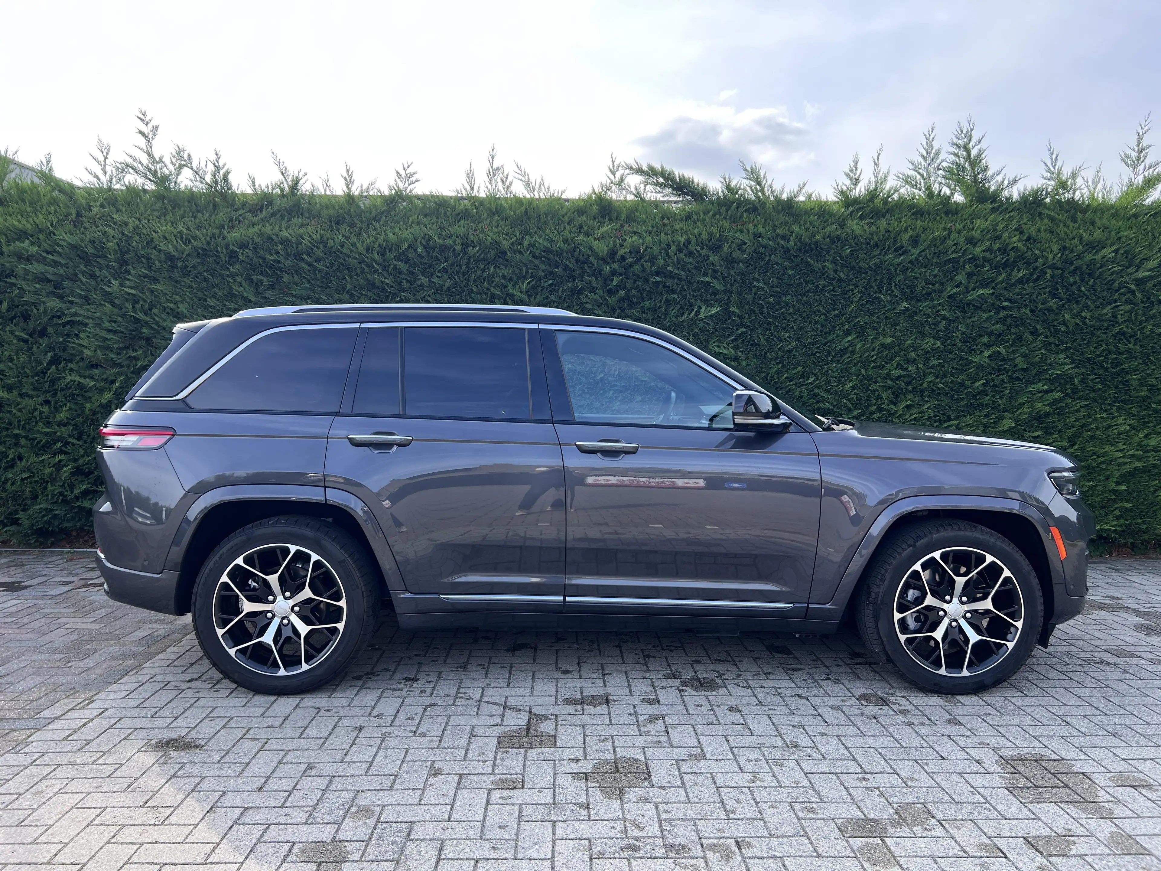 Jeep Grand Cherokee Summit PHEV — photo 3