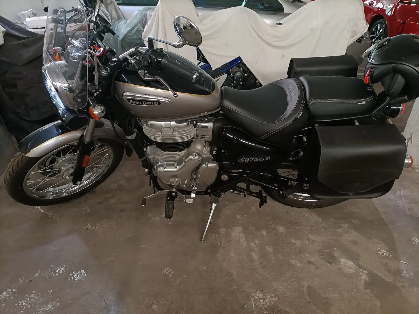 Royal Enfield Meteor 350 Nero - 2