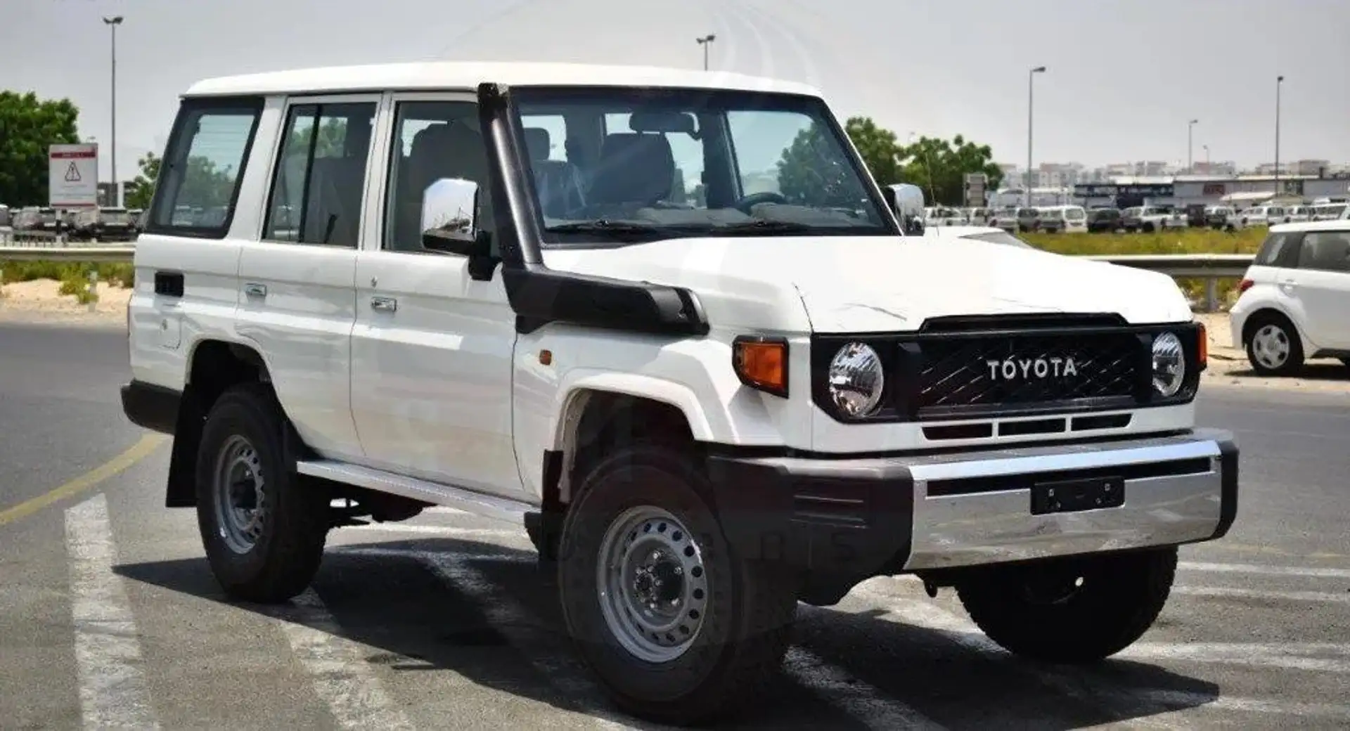 Toyota Land Cruiser Toyota Land Cruiser 76 2,8 l Diesel manual Beige - 1