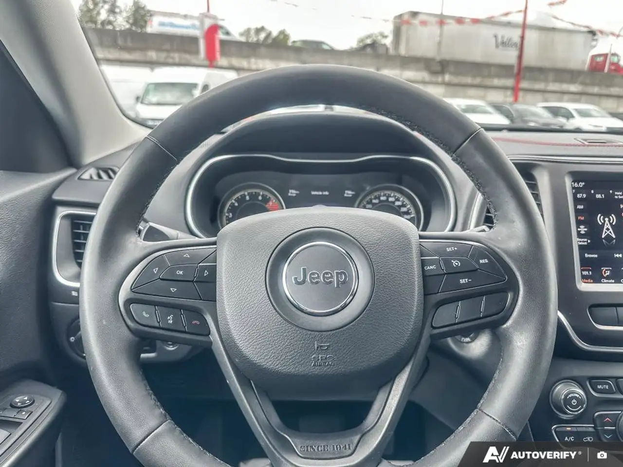 Jeep Cherokee снимка Jeep Cherokee