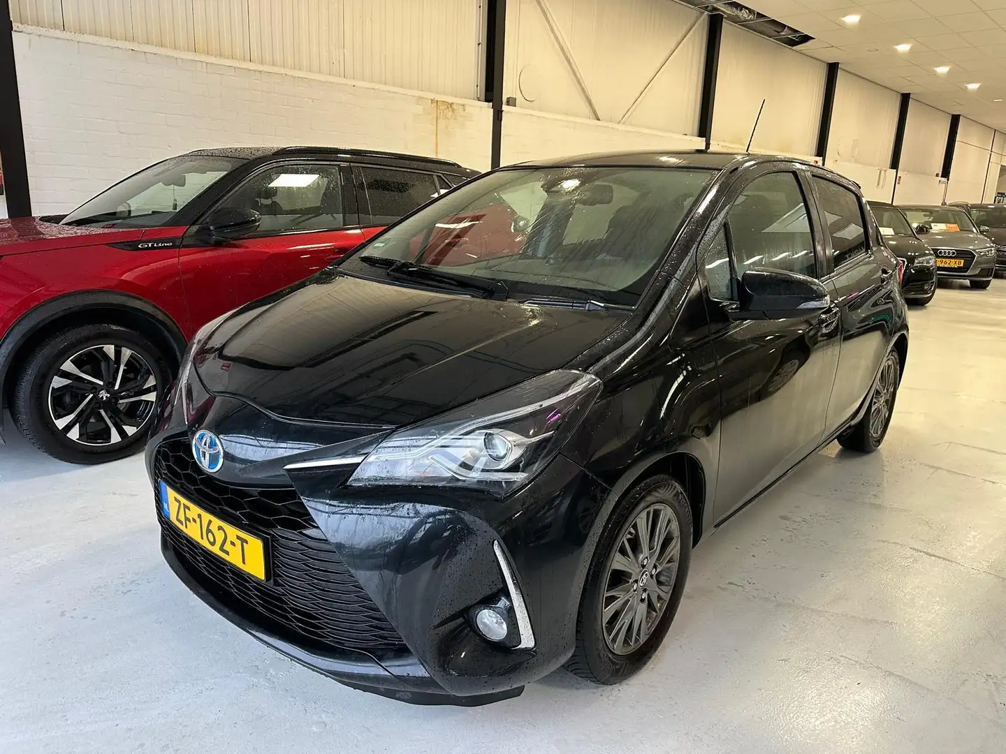 Toyota Yaris 1.5 Hybrid Dynamic Zwart - 2
