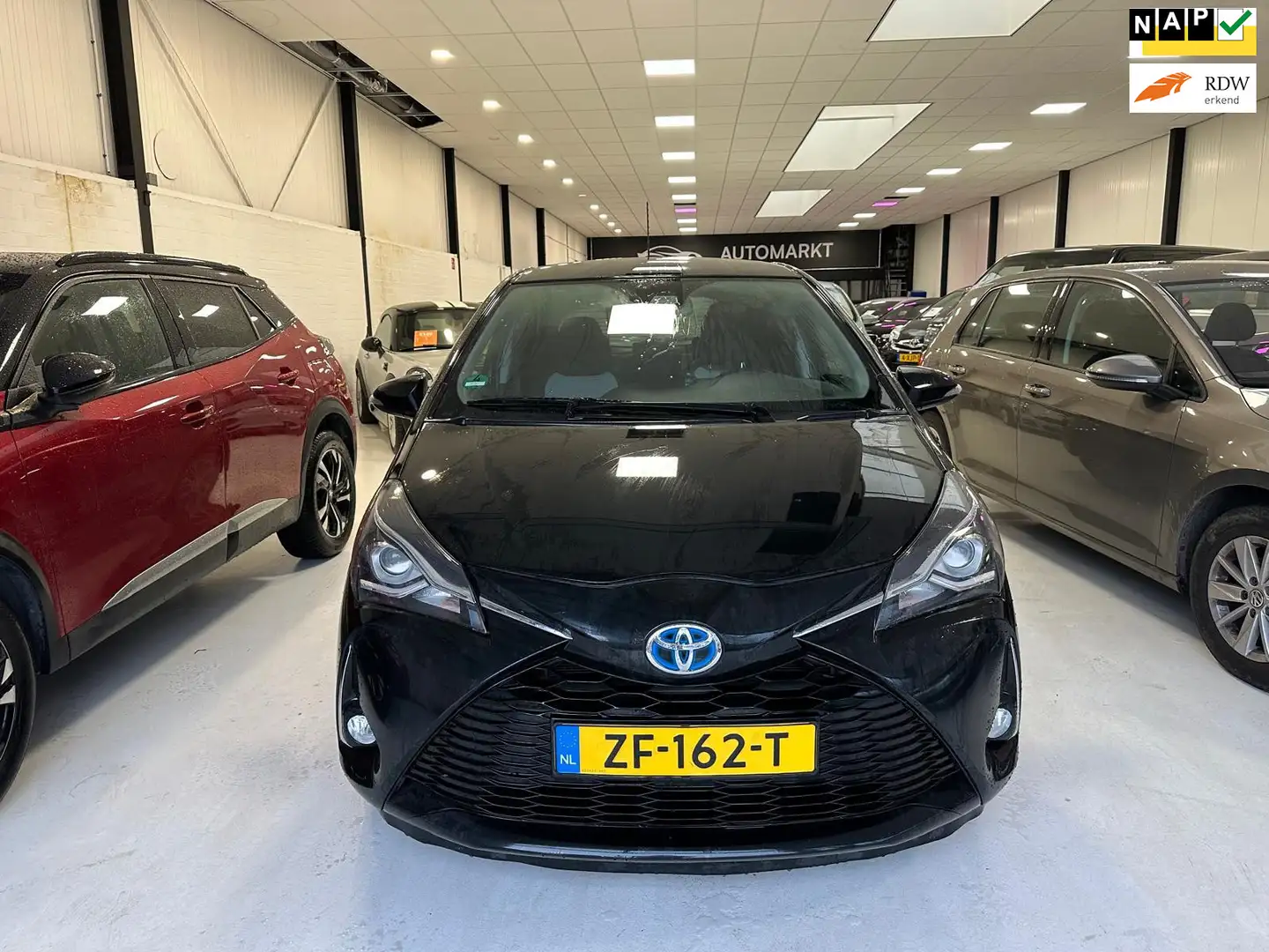 Toyota Yaris 1.5 Hybrid Dynamic Zwart - 1