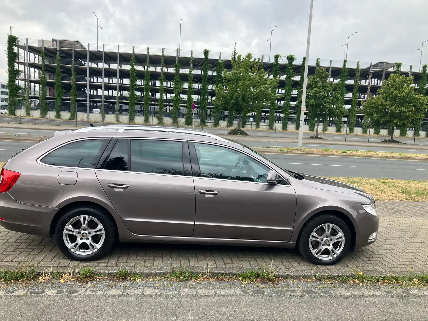 Skoda Superb Ambition-NAVI-Bi-Xenon-Scheinwerfer Bronze - 1