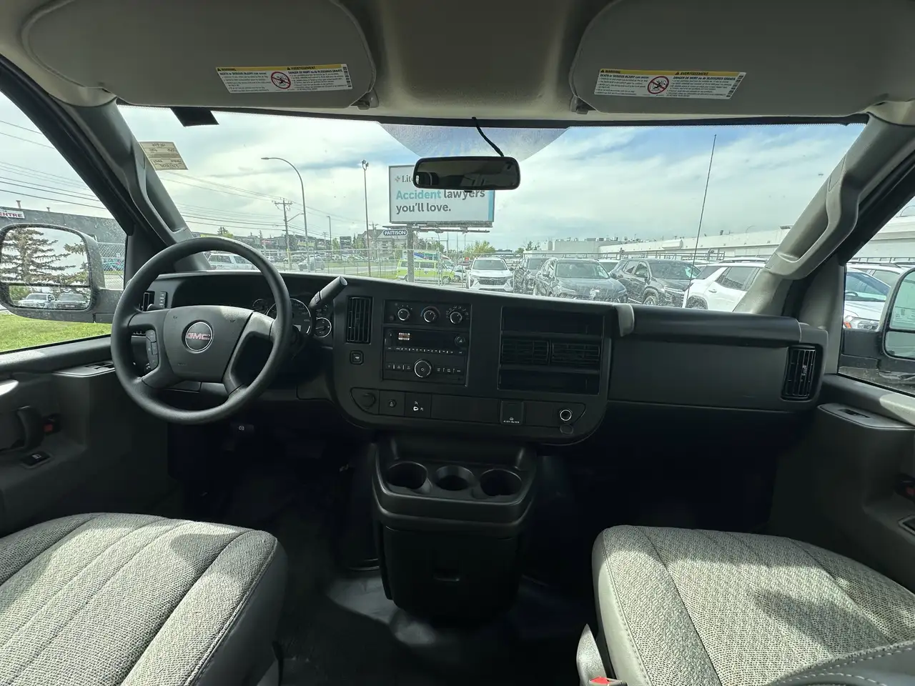 GMC Savana снимка GMC Savana