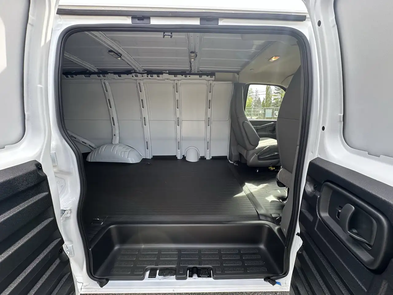 GMC Savana снимка GMC Savana