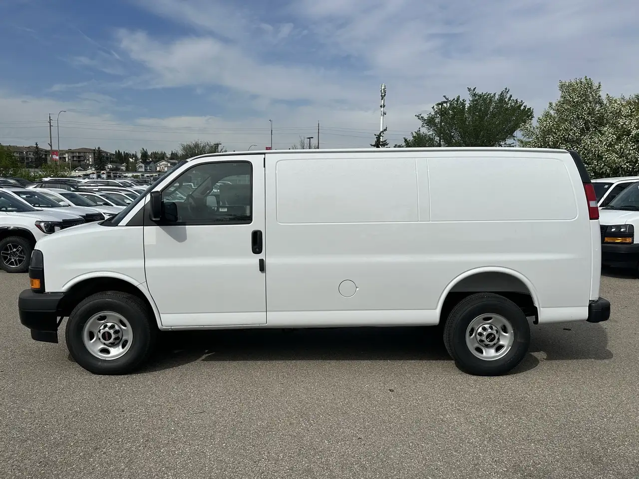 GMC Savana снимка GMC Savana