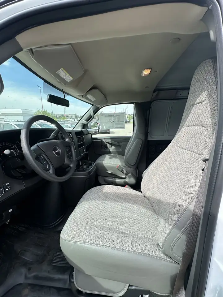 GMC Savana снимка GMC Savana