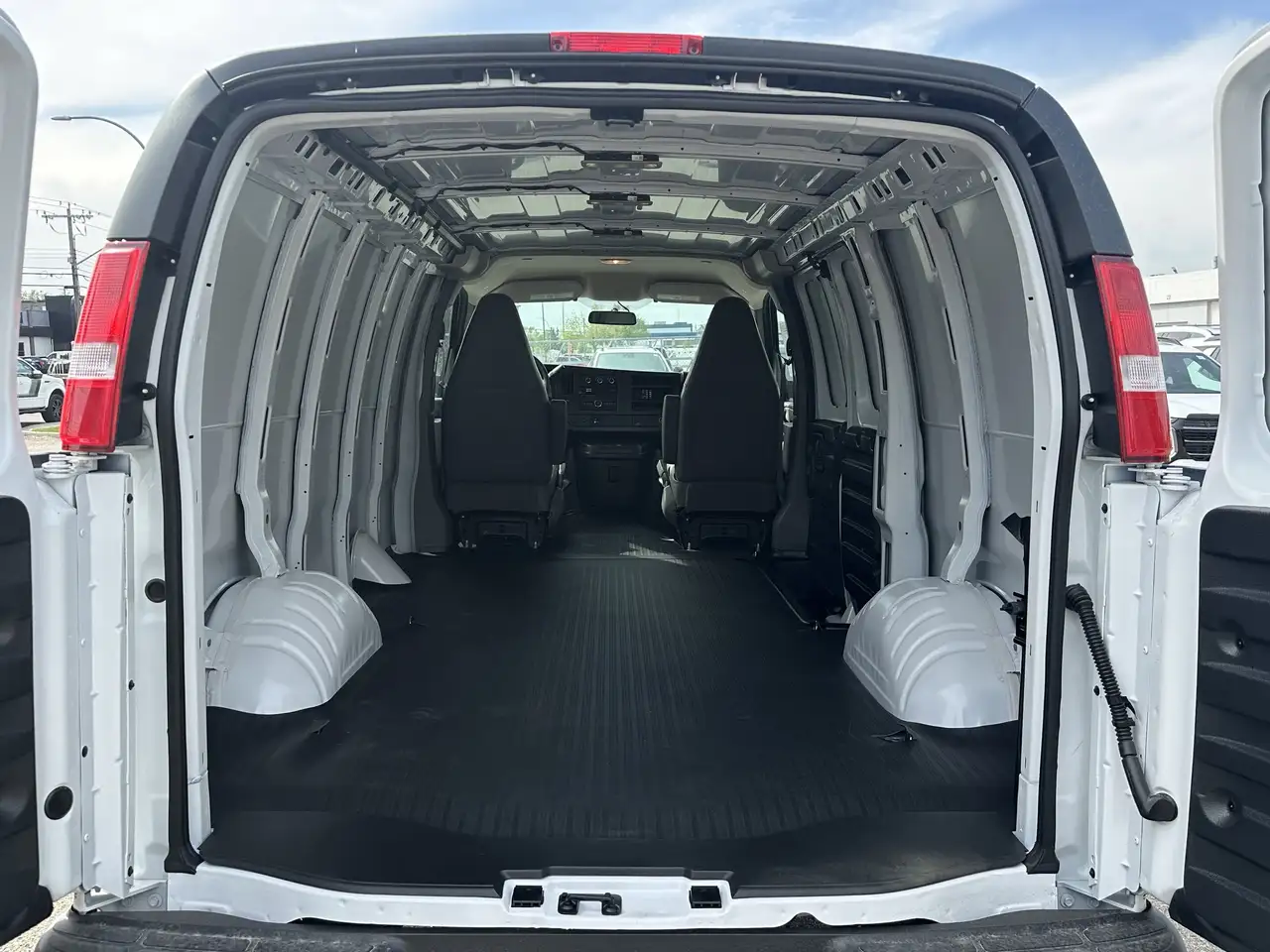GMC Savana снимка GMC Savana