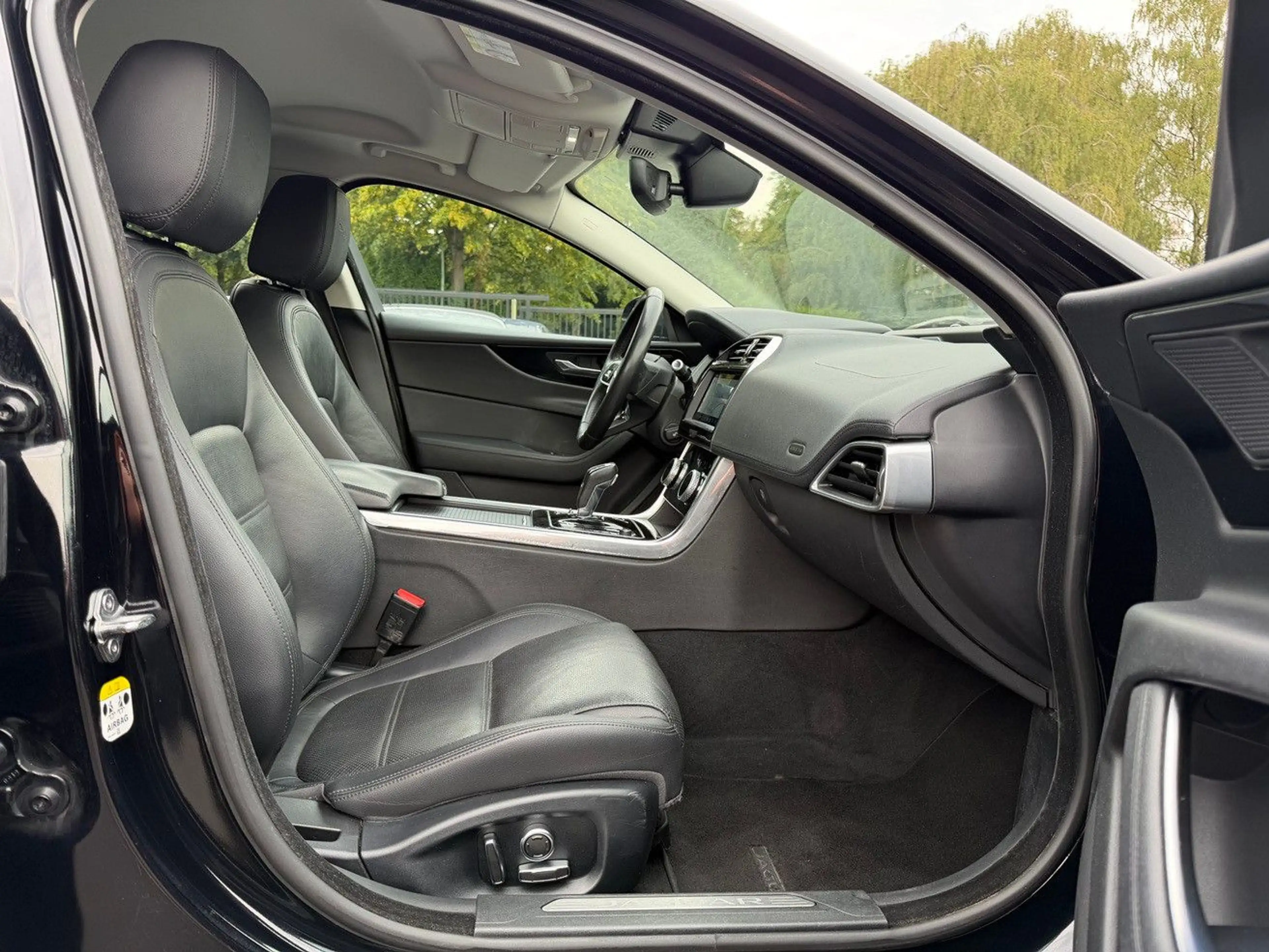 Jaguar XE D180 S AWD ACC/Leder/Kamera/InControl/LED/18' — photo 4