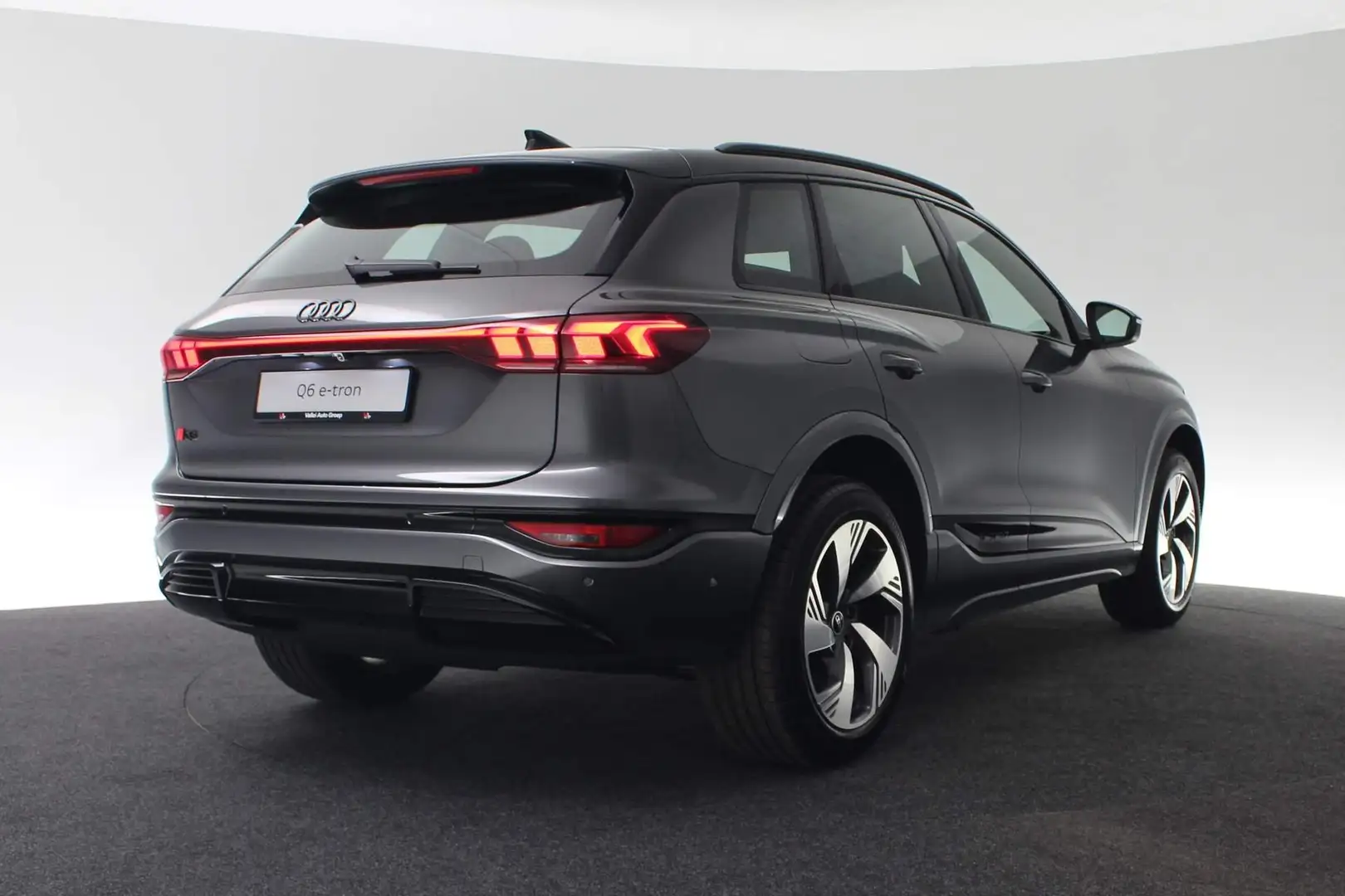 Audi Q6 e-tron S edition performance 100 kWh 225kW / 306 pk | Tec Grijs - 2