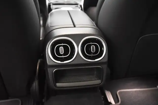 Mercedes-Benz C-Class view 13