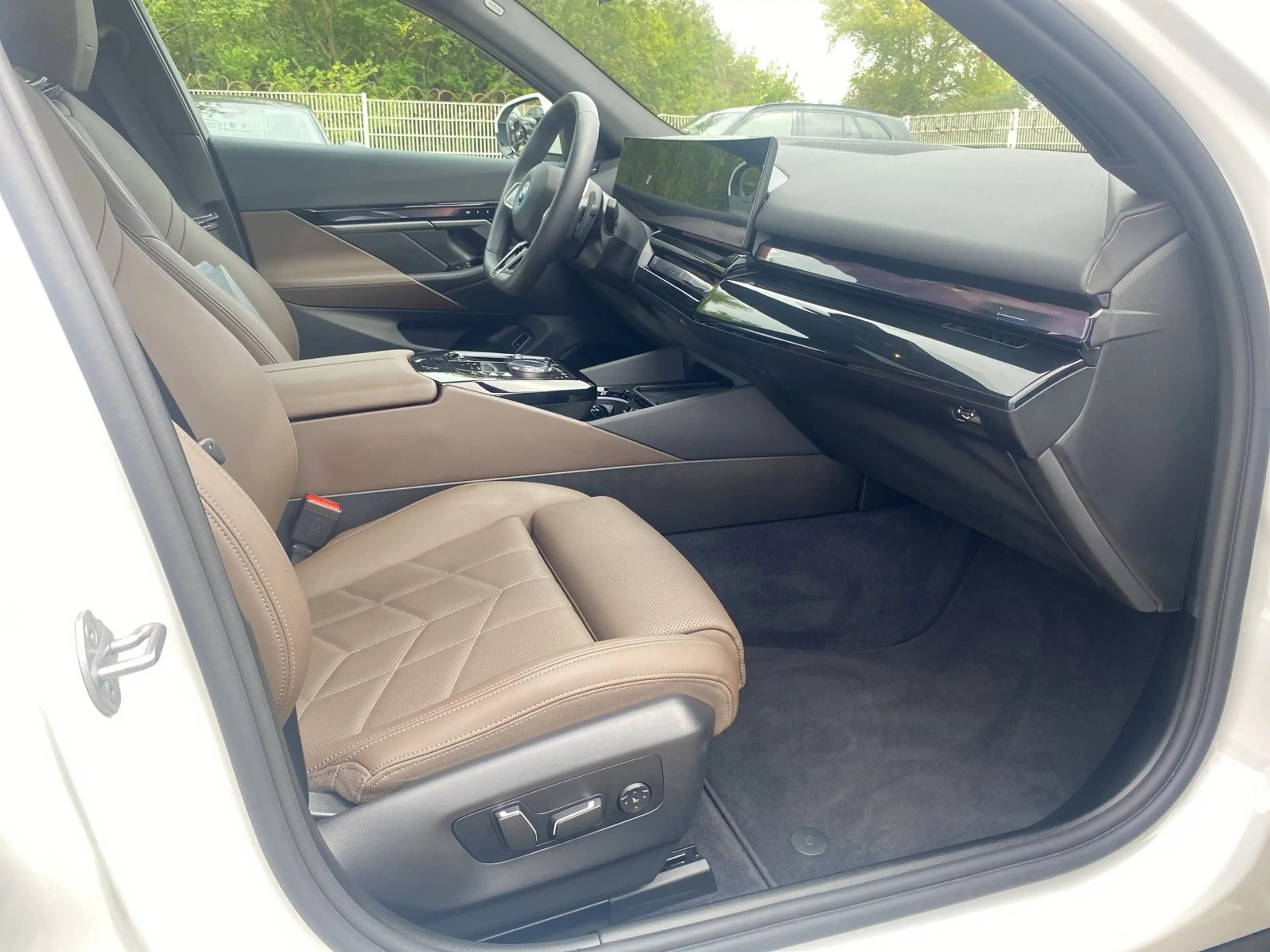 BMW 550 e xDrive Touring M-Sport AHK Pano B&W DA Pr. — photo 11