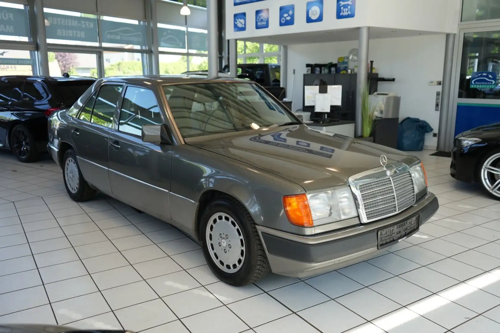Mercedes-Benz 230 E Automatik *guter Zustand* Šedá - 1