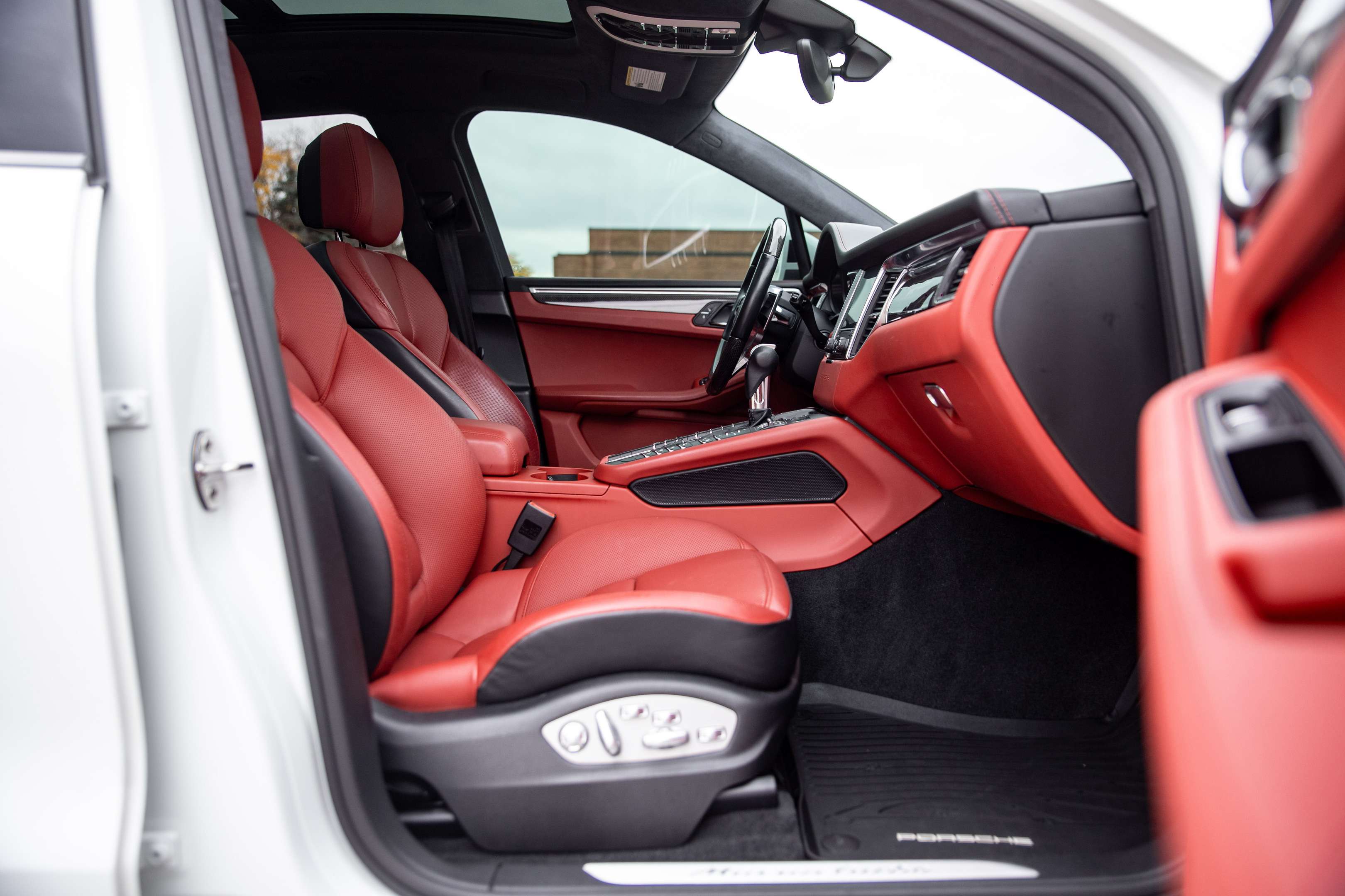 2017 Porsche Macan Turbo, Premium Plus, $26,000 in options, 1 of 290 thumb 39