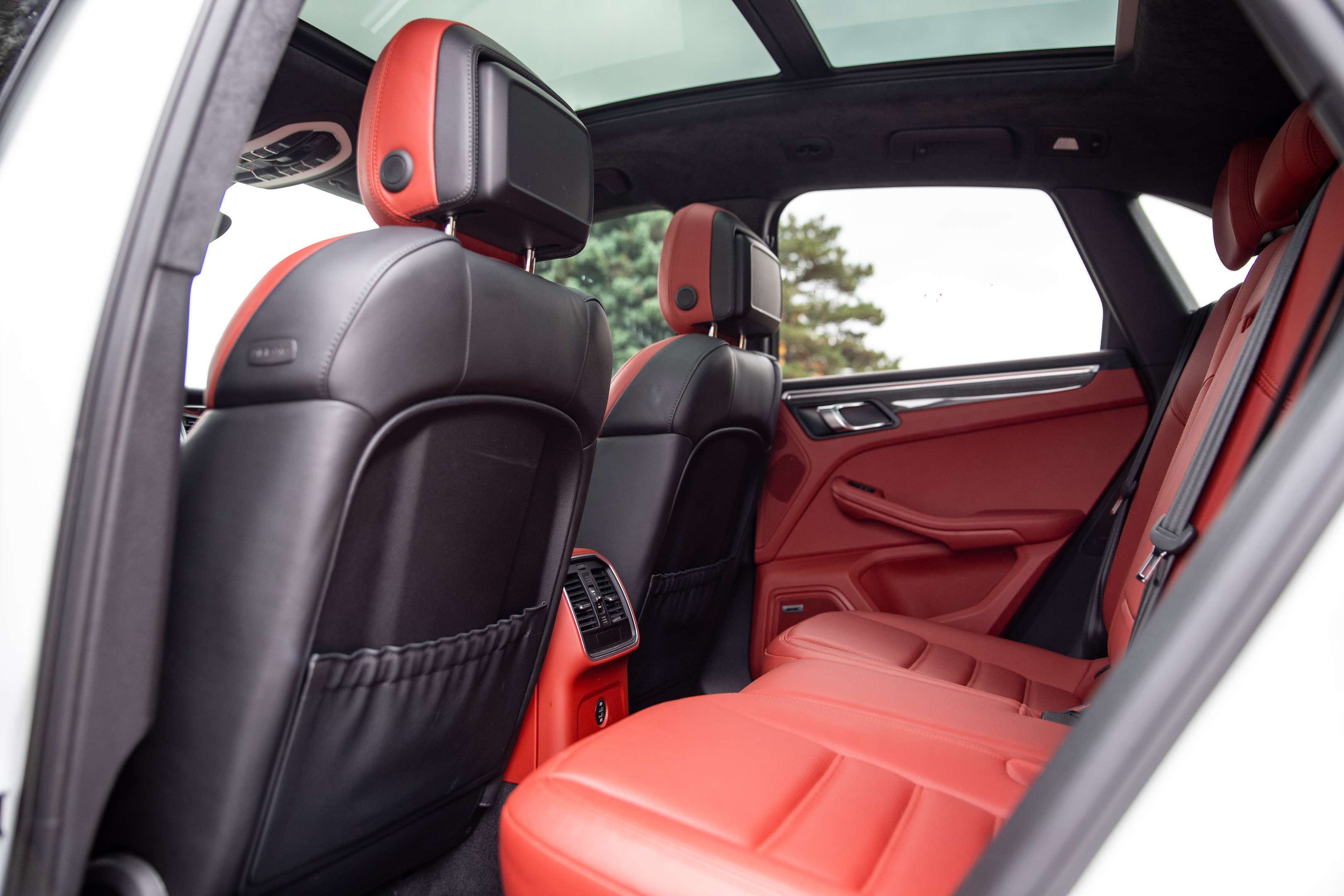 2017 Porsche Macan Turbo, Premium Plus, $26,000 in options, 1 of 290 thumb 32