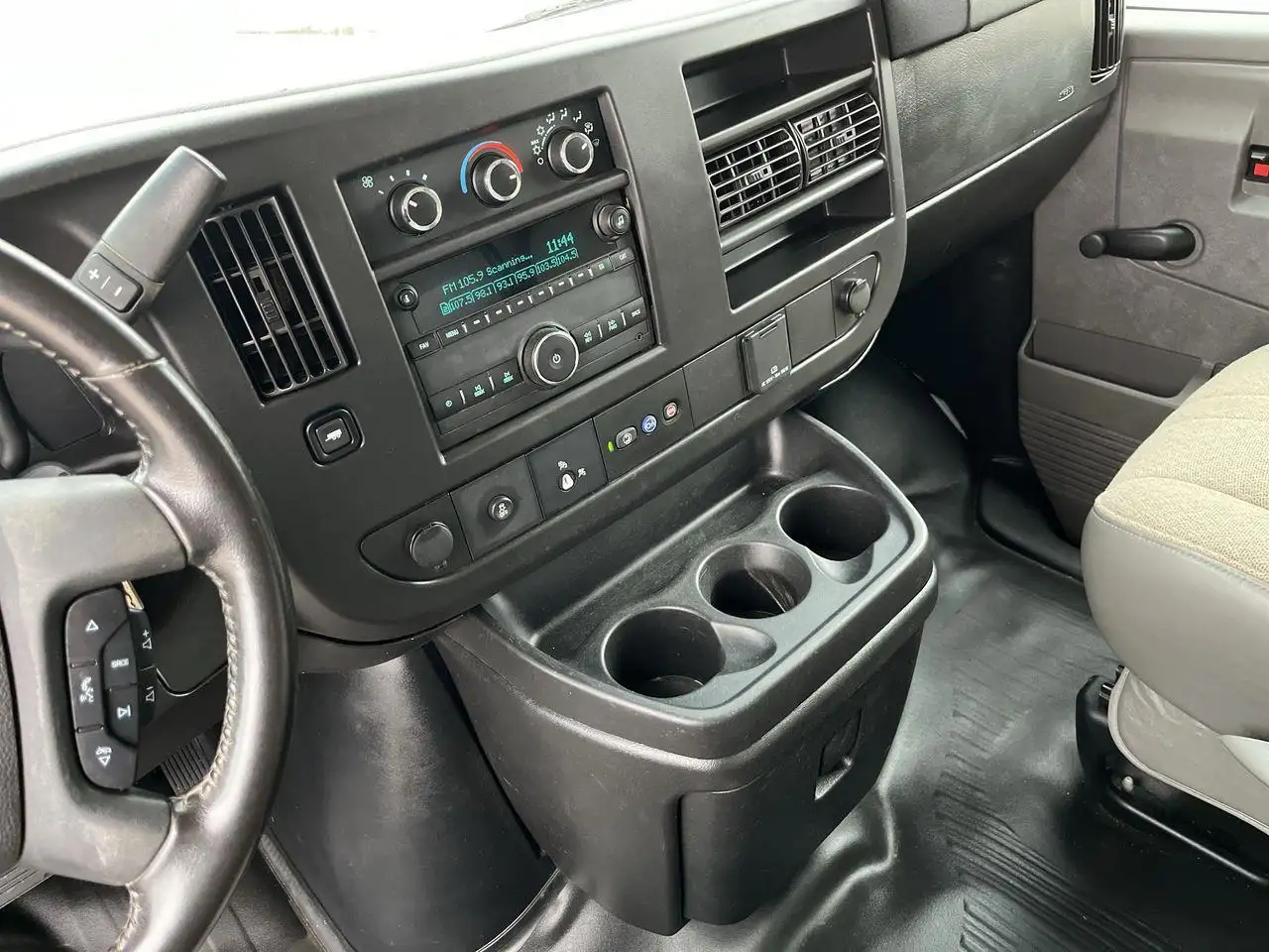 GMC Savana снимка GMC Savana