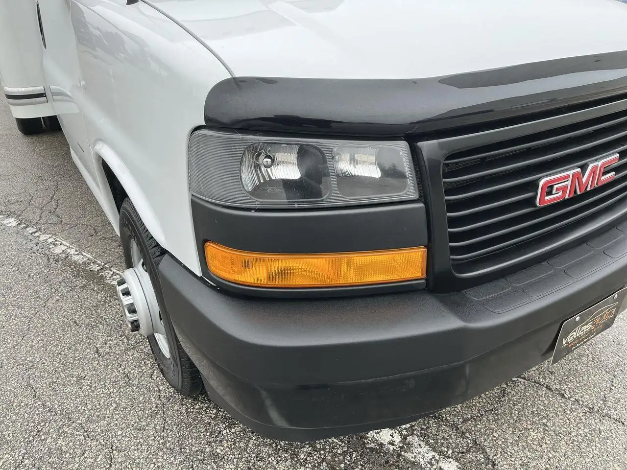 GMC Savana снимка GMC Savana