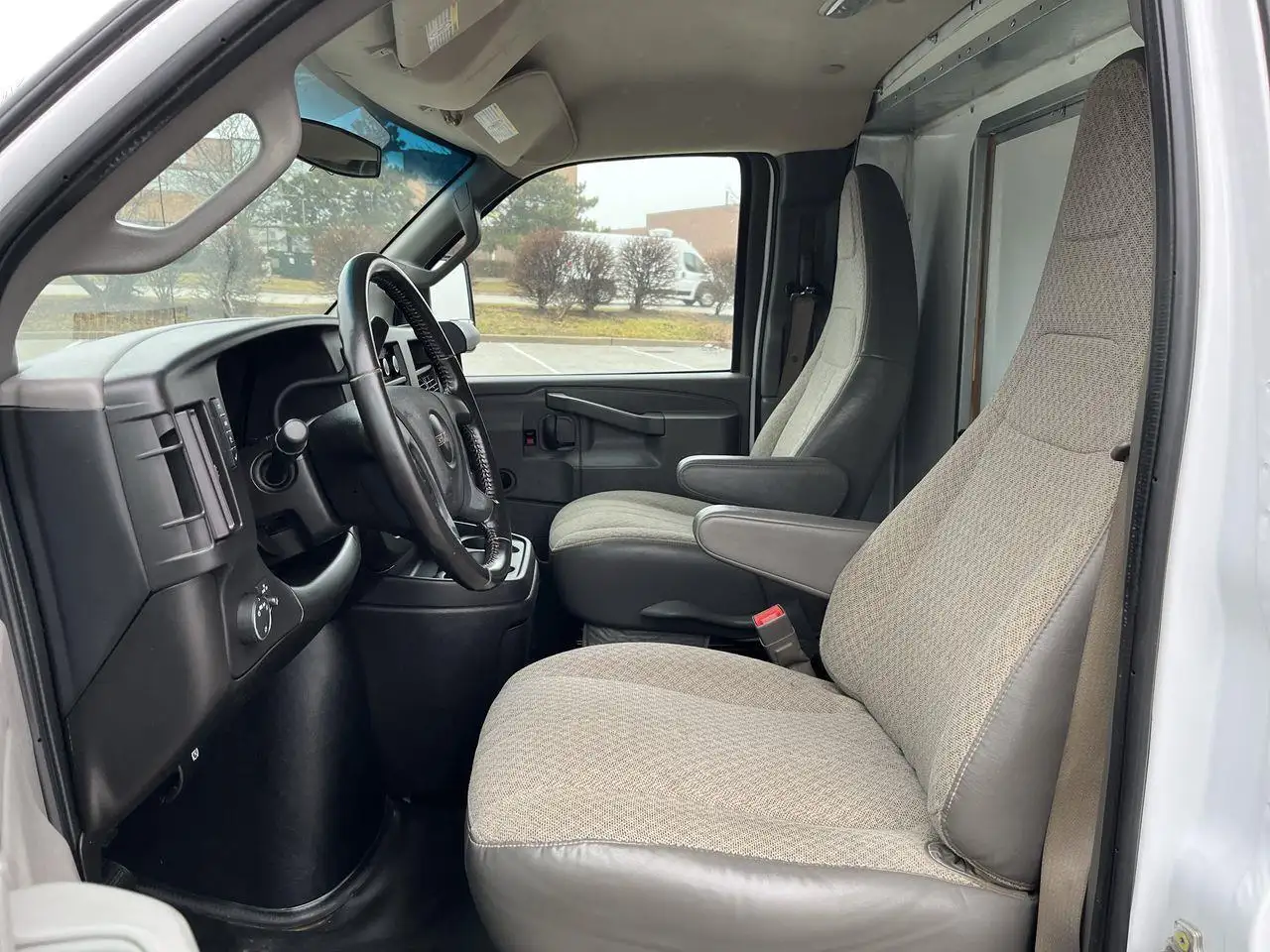 GMC Savana снимка GMC Savana
