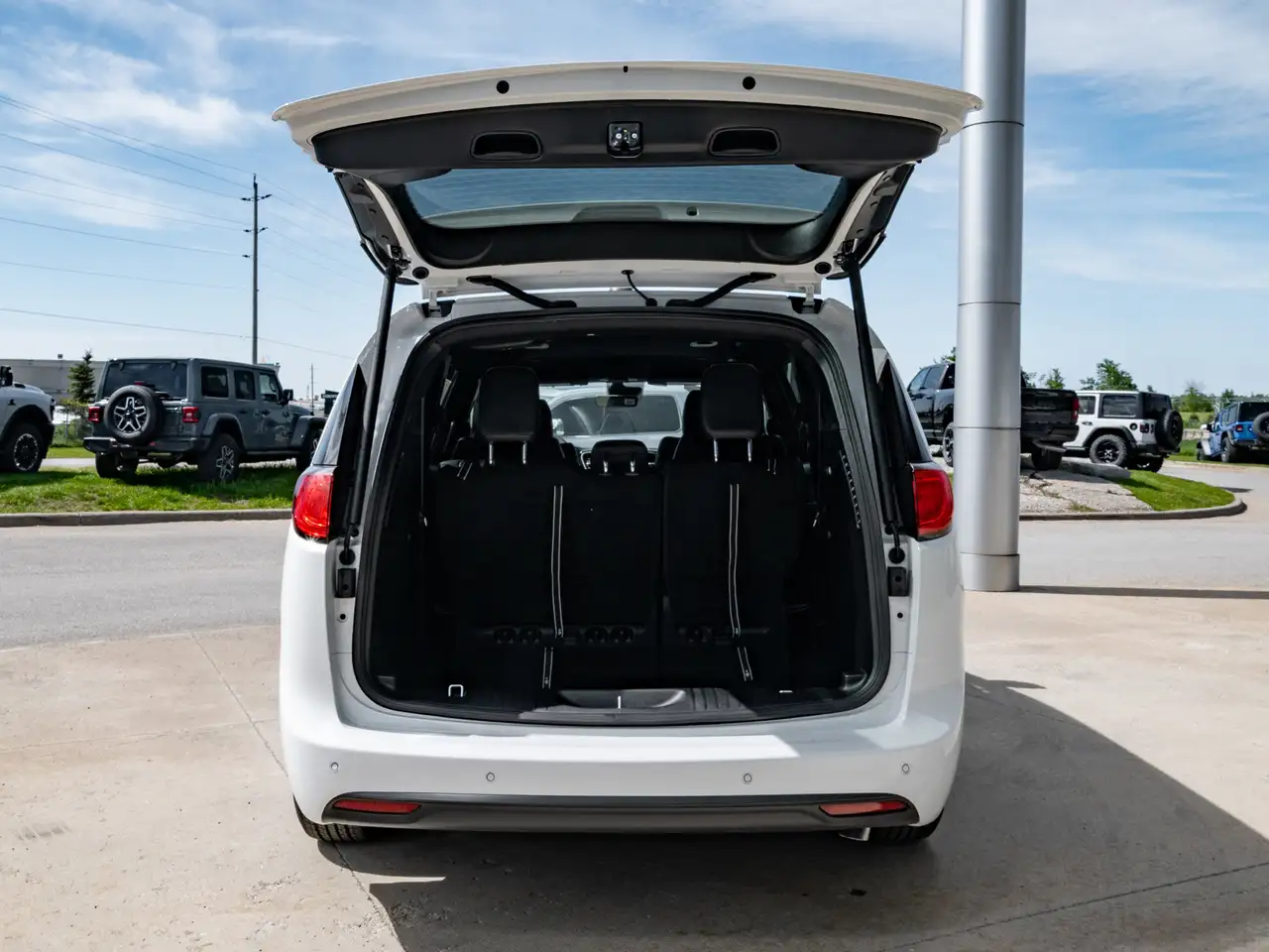 Chrysler Grand Caravan снимка Chrysler Grand Caravan