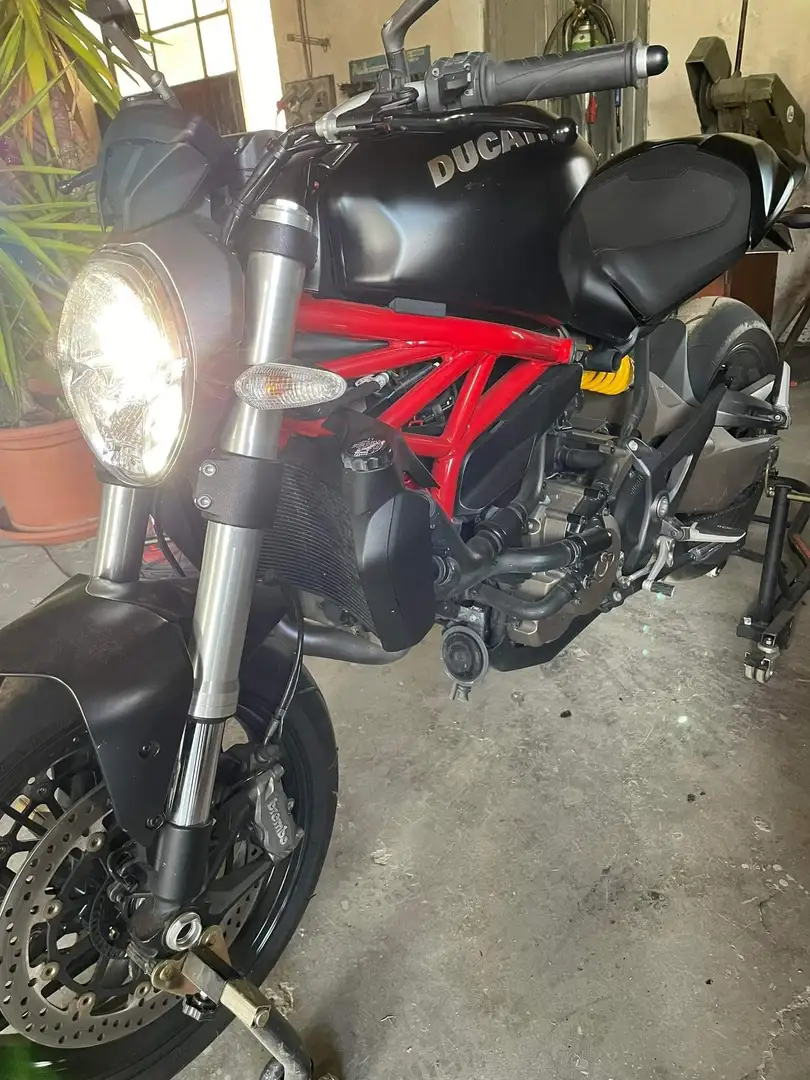 Ducati Monster 821 crna - 1