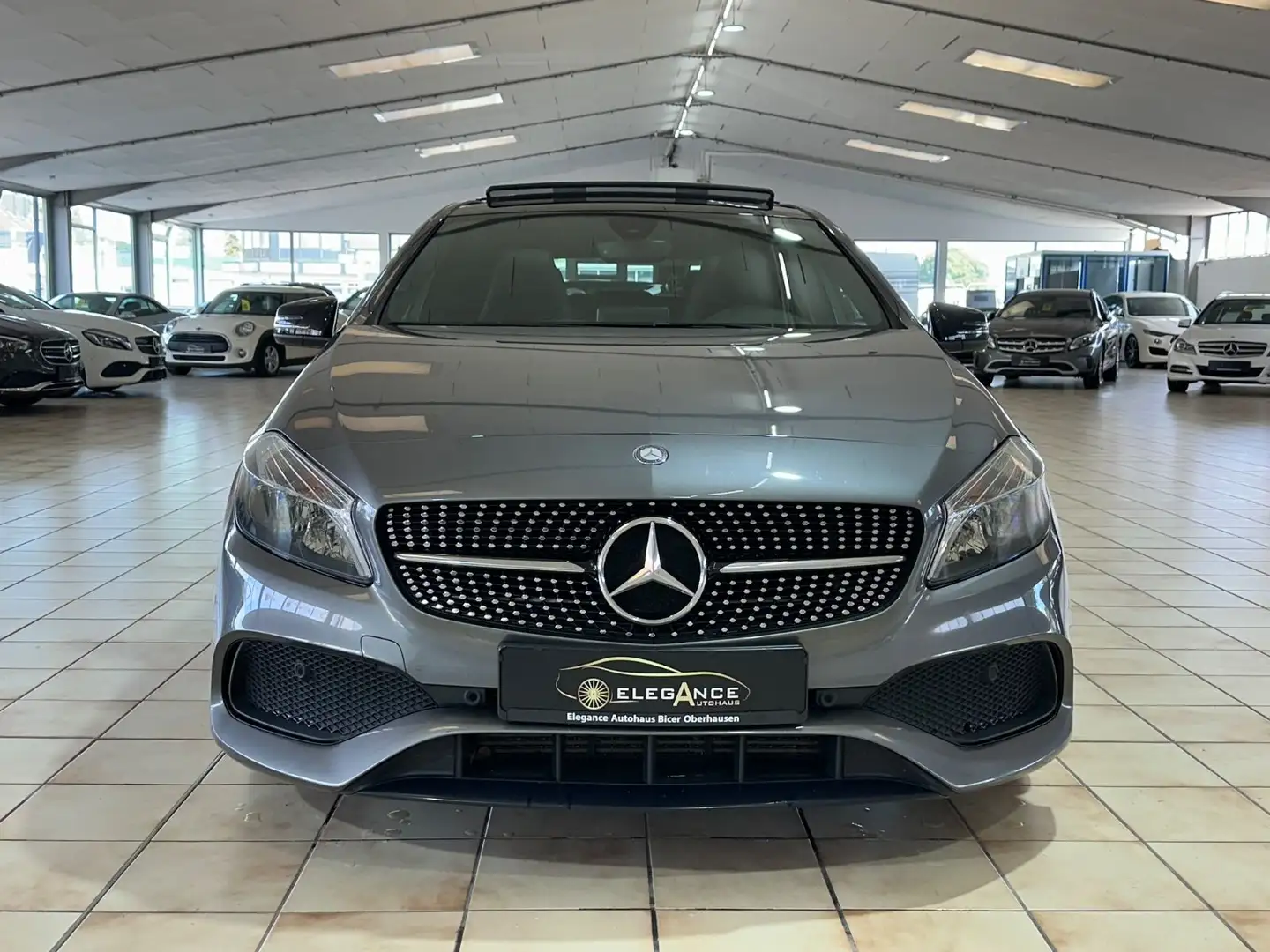 Mercedes-Benz A 180 *AMG-LINE*PANO*EFH*KLIMA*NIGHT-PAKET* Gris - 2
