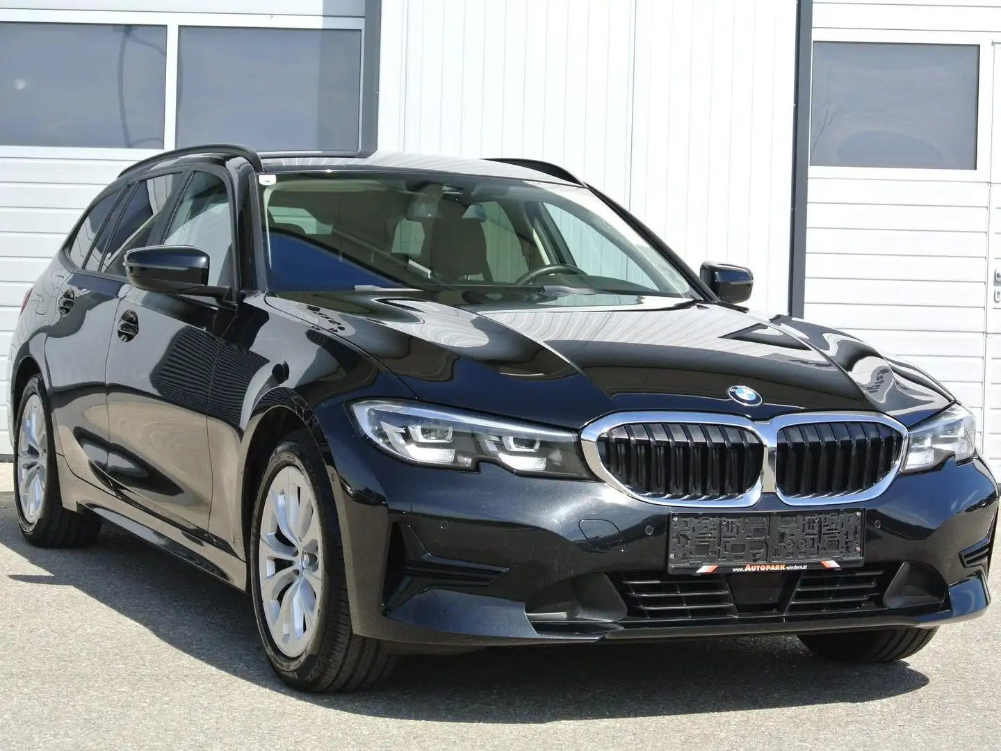 BMW 318 318 d Touring Aut. Advantage * LED * AHK * KAMERA Schwarz - 1