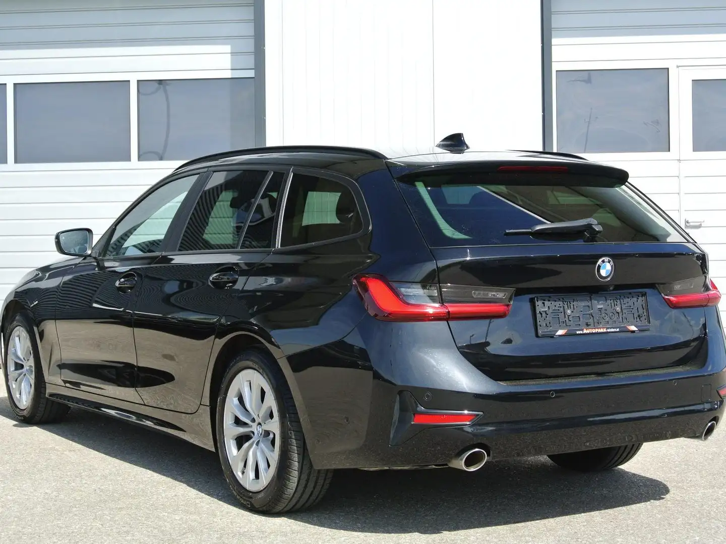 BMW 318 318 d Touring Aut. Advantage * LED * AHK * KAMERA Schwarz - 2