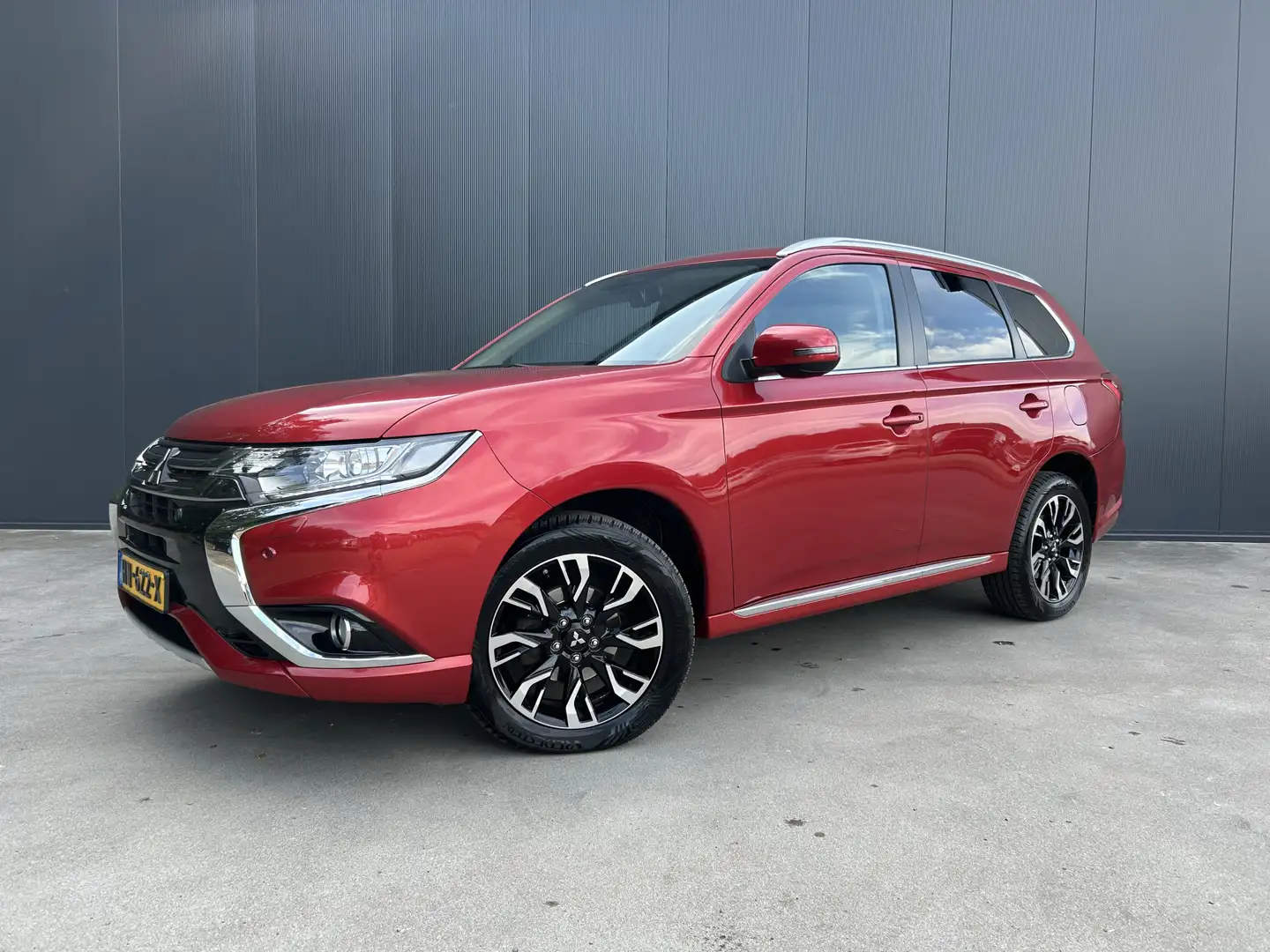 Mitsubishi Outlander 2.0 PHEV Executive Edition CAMERA ALCANTARA LED NA Rood - 1