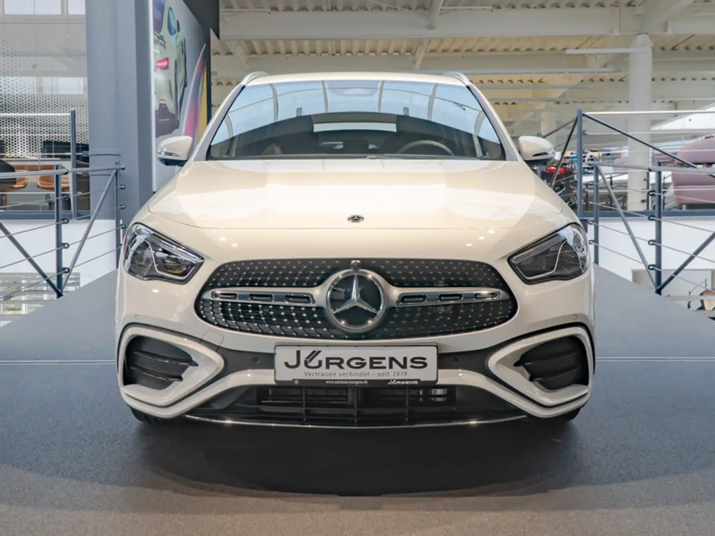 Mercedes-Benz GLA 200 AMG-Sport/ILS/AHK/360/Totw/Distr/Ambi/19 Weiß - 2