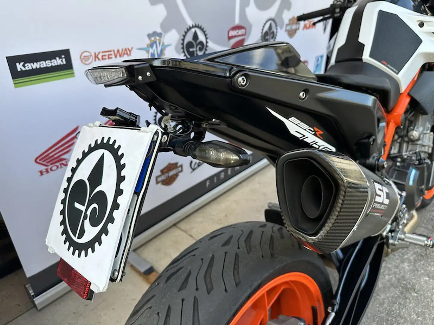 KTM 890 Duke R - 2