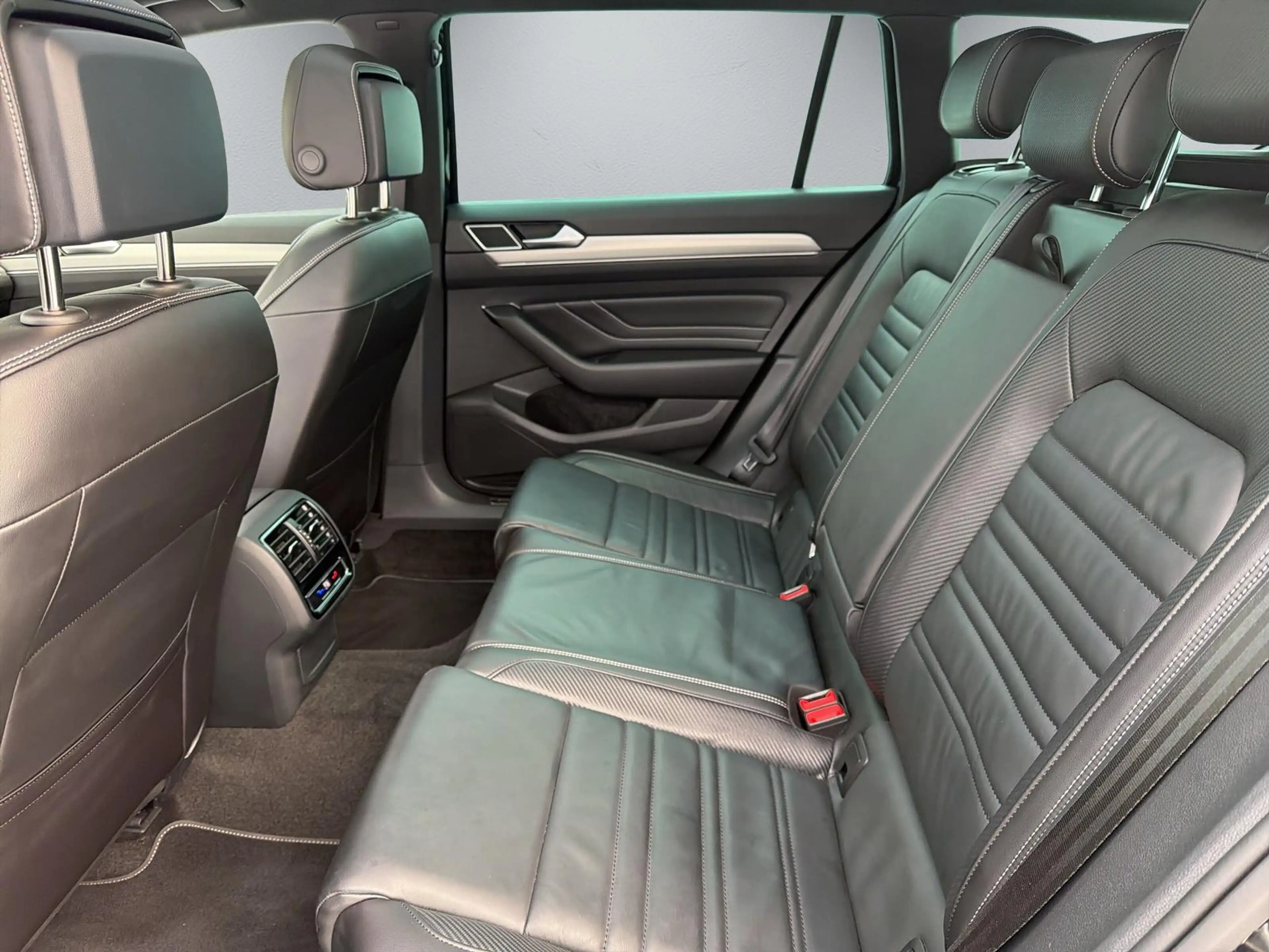Volkswagen Passat Variant Passat Var. 4M DSG R Line*PANO*ViCo*CAM*LED*AHK* — photo 13