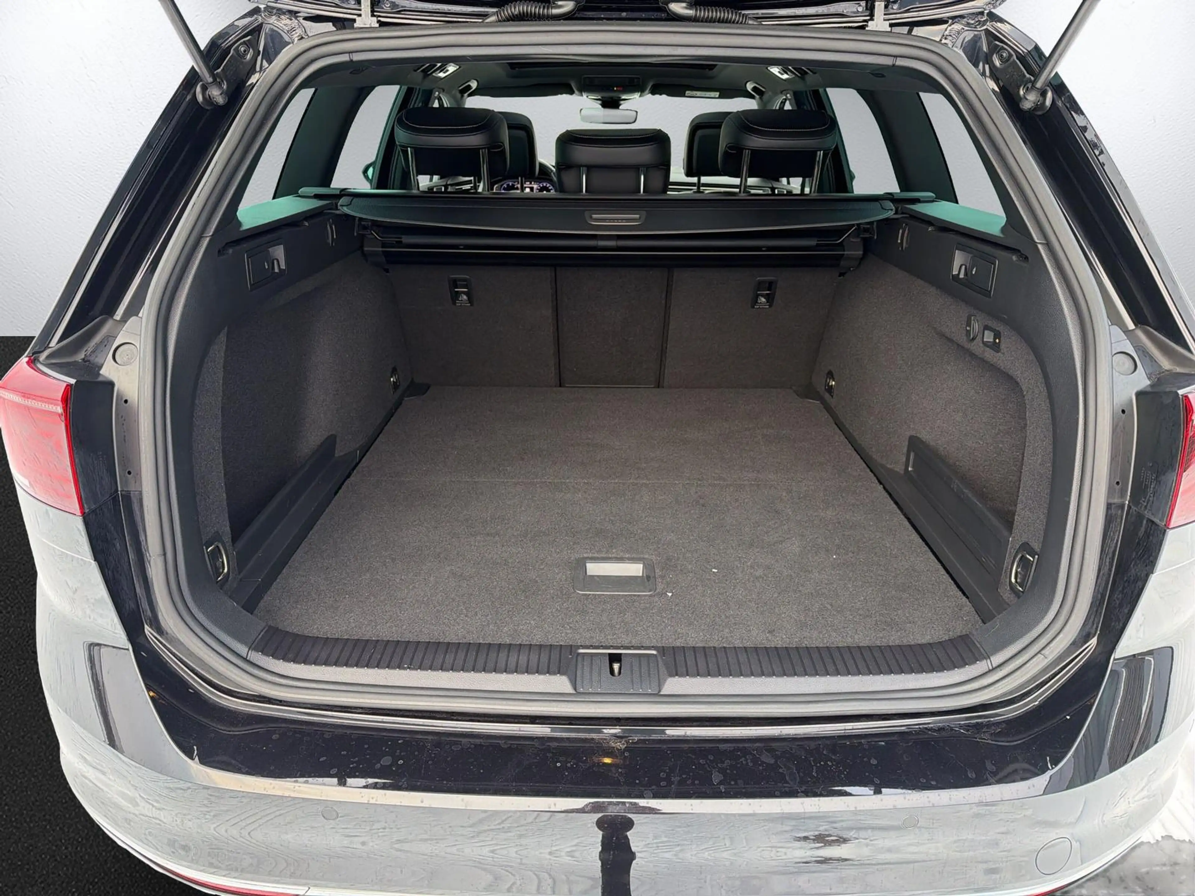 Volkswagen Passat Variant Passat Var. 4M DSG R Line*PANO*ViCo*CAM*LED*AHK* — photo 11