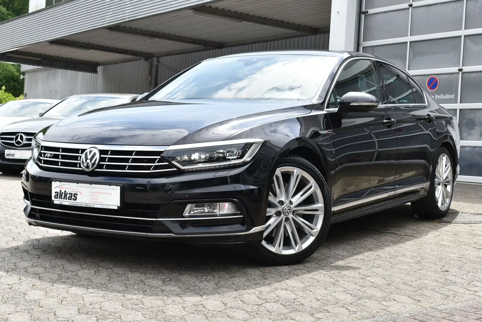 Volkswagen Passat Lim. 2.0 TDI DSG Highline R-Line 4Motion Schwarz - 1
