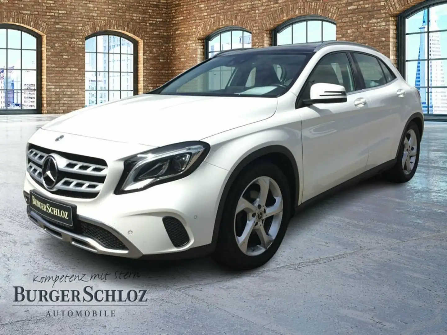 Mercedes-Benz GLA 200 Navi Pano SpurH SpurW ParkAss SHZ LED Blanc - 1