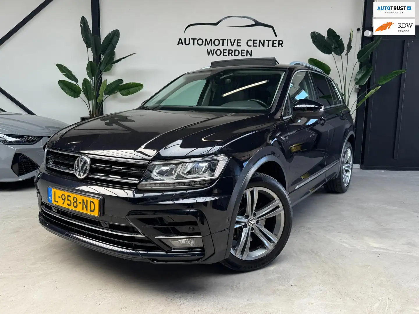Volkswagen Tiguan 2.0 TSI 4Motion R-Line PANO VIRTUAL CAM Zwart - 1