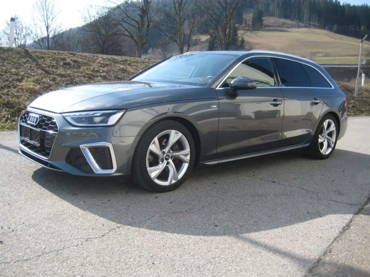 Audi A4 40 TDI S line, Matrix, Navi, Panoramadach, Grau - 1