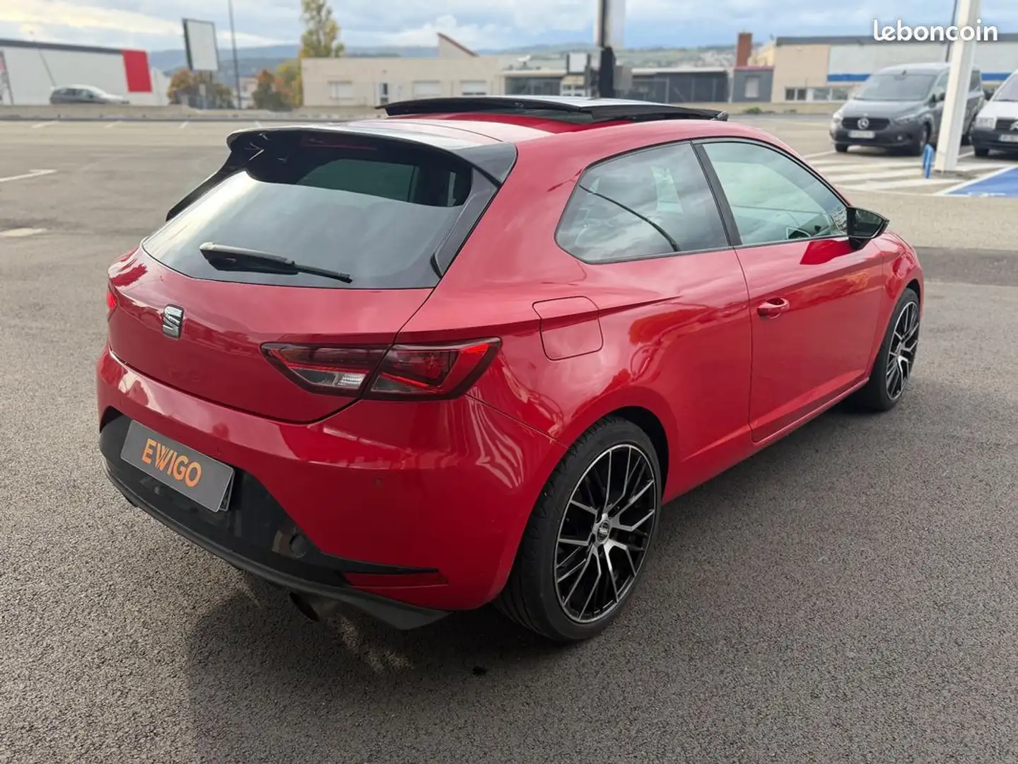 SEAT Leon 1.8 tsi 180ch black aero dsg bva toit ouvrant Rouge - 2