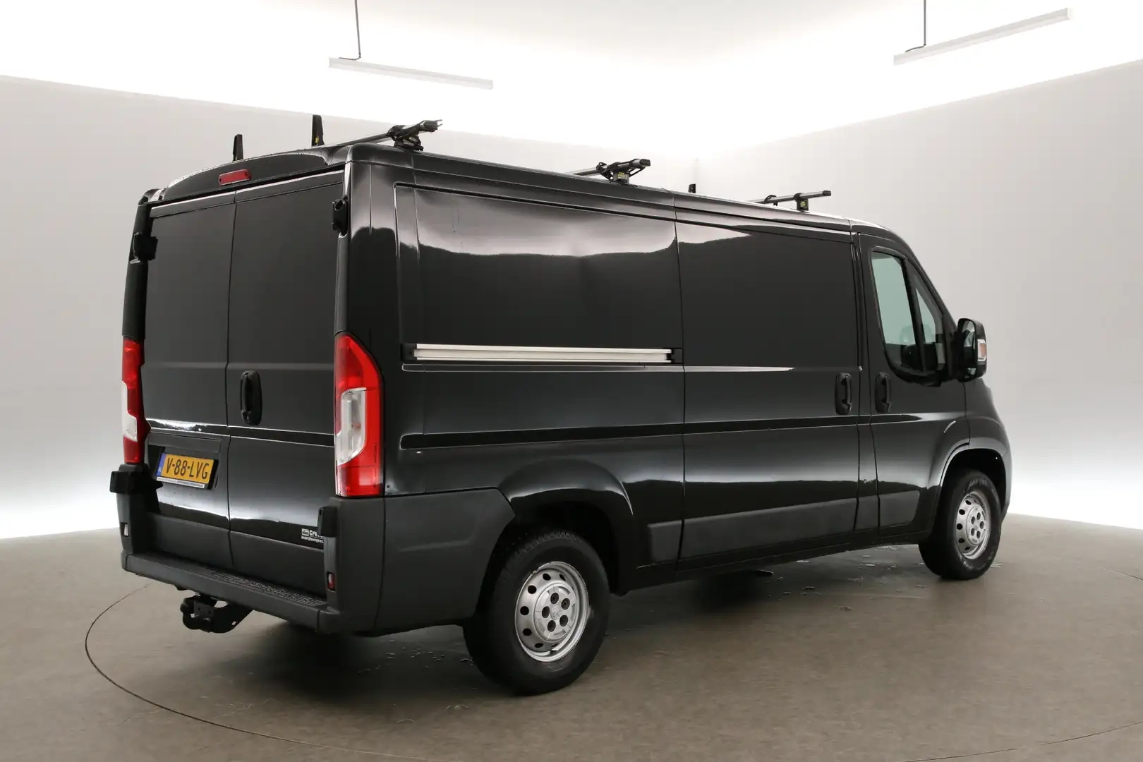 Peugeot Boxer 2.0 HDI L2H1 Airco Cruise Trekhaak LED 3 Persoons Zwart - 2