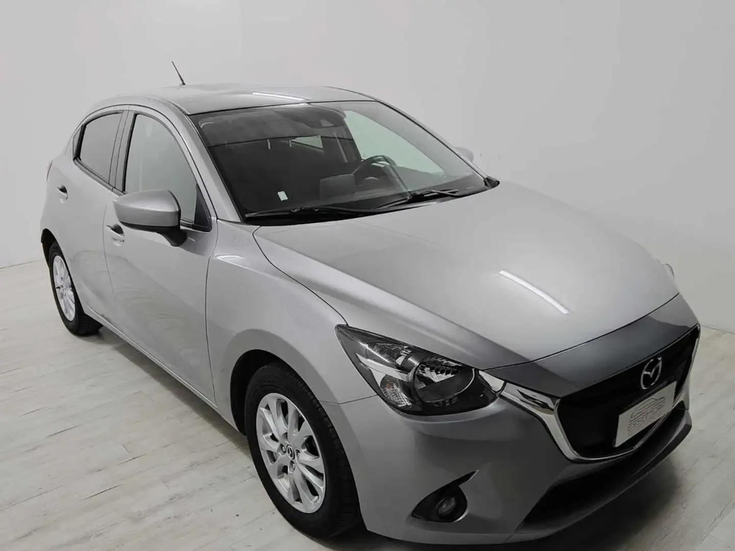 Mazda 2 1.5 90 CV Skyactiv-G Evolve Gris - 2