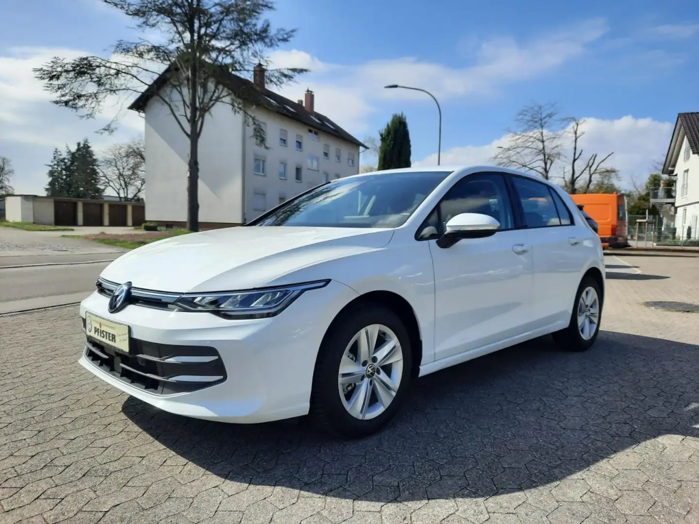 Volkswagen Golf VIII Lim. 1.5 TSI 85kW Life 5J.Garantie Klima Weiß - 2